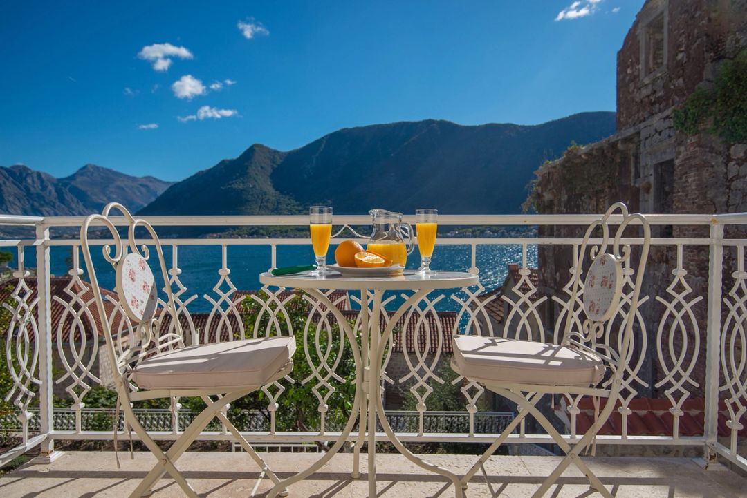 Image showcasing Deluxe Apartment with a sea view and balcony | Hotel Conte