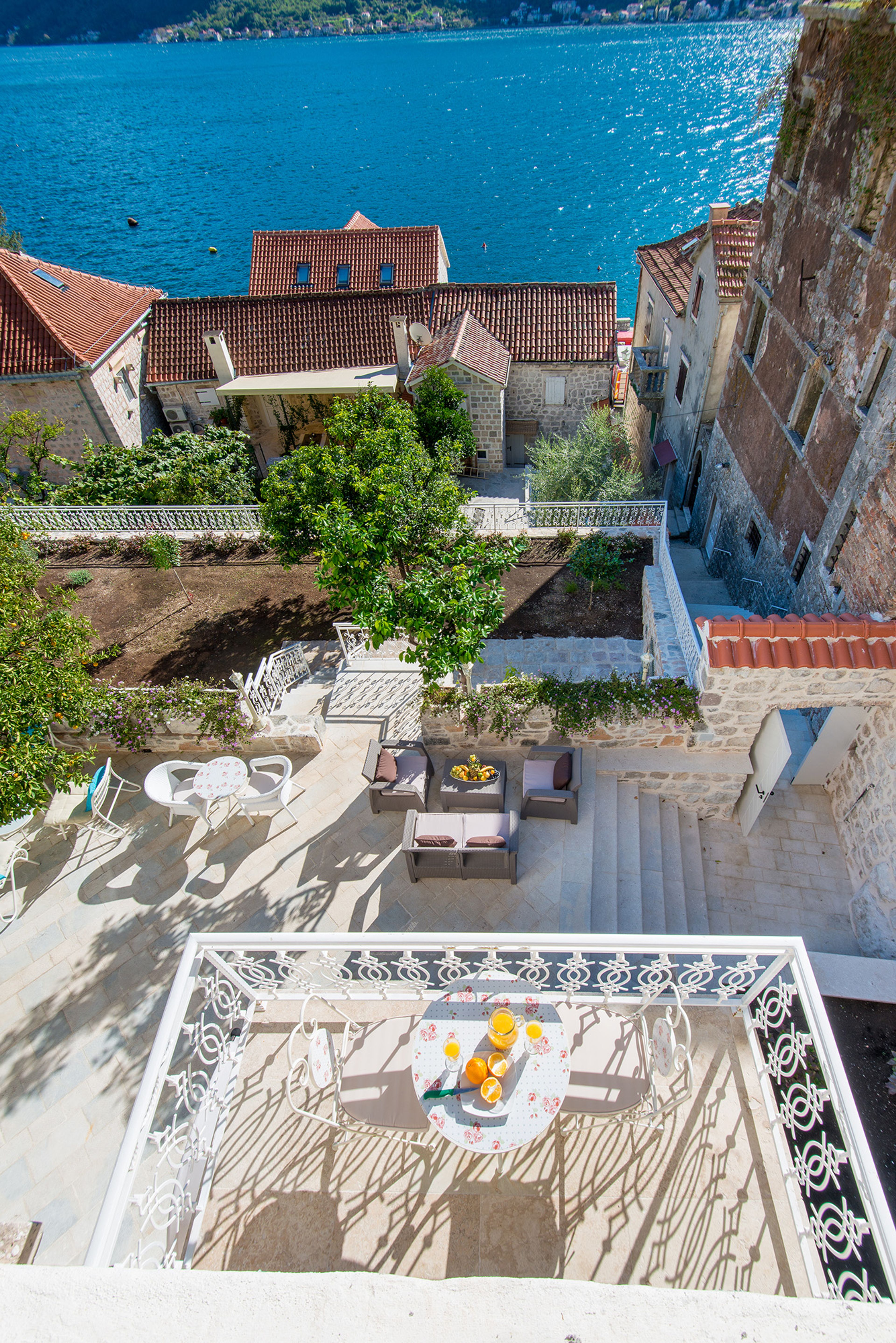 Deluxe Apartment with a sea view and balcony 3