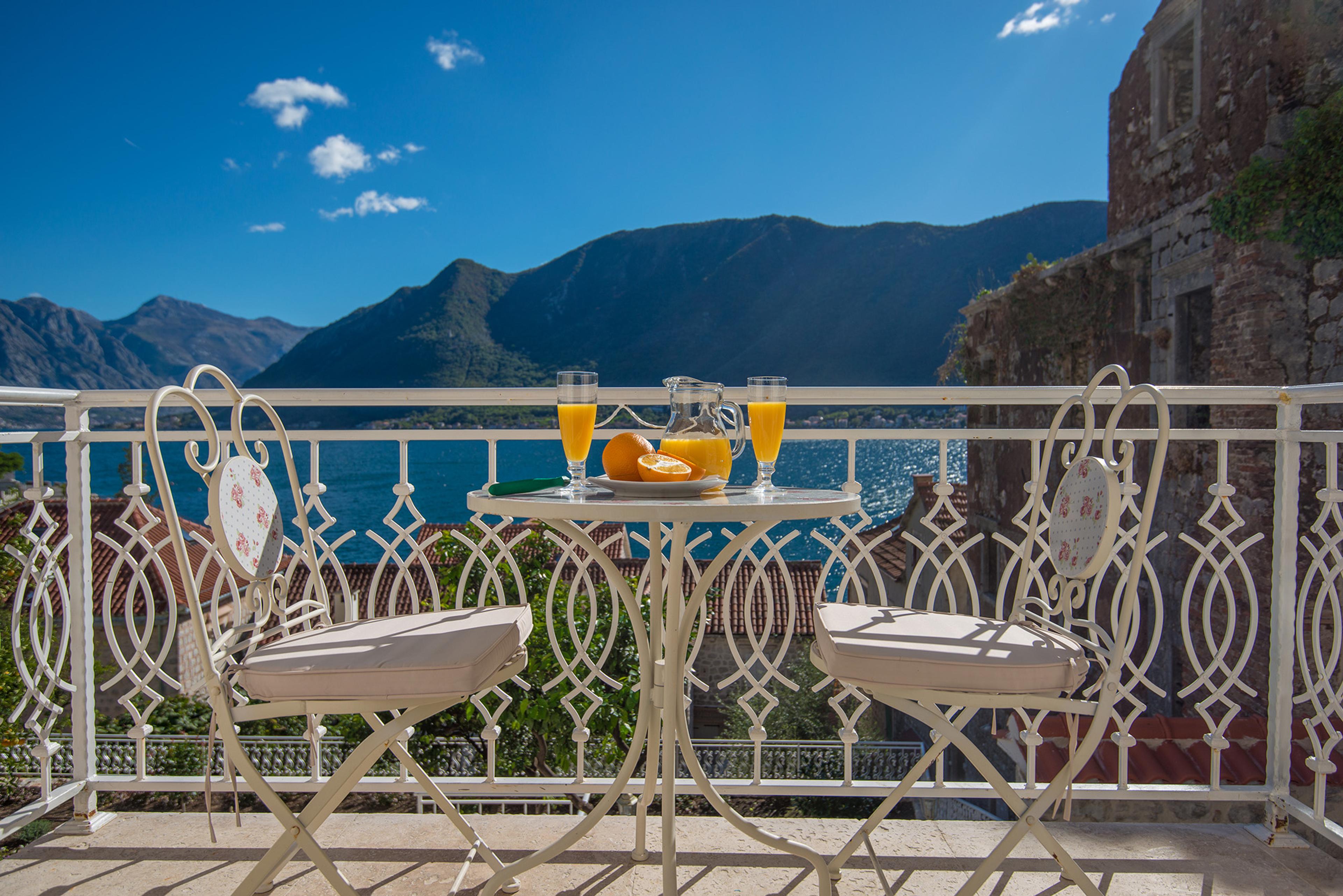 Deluxe Apartment with a sea view and balcony 4