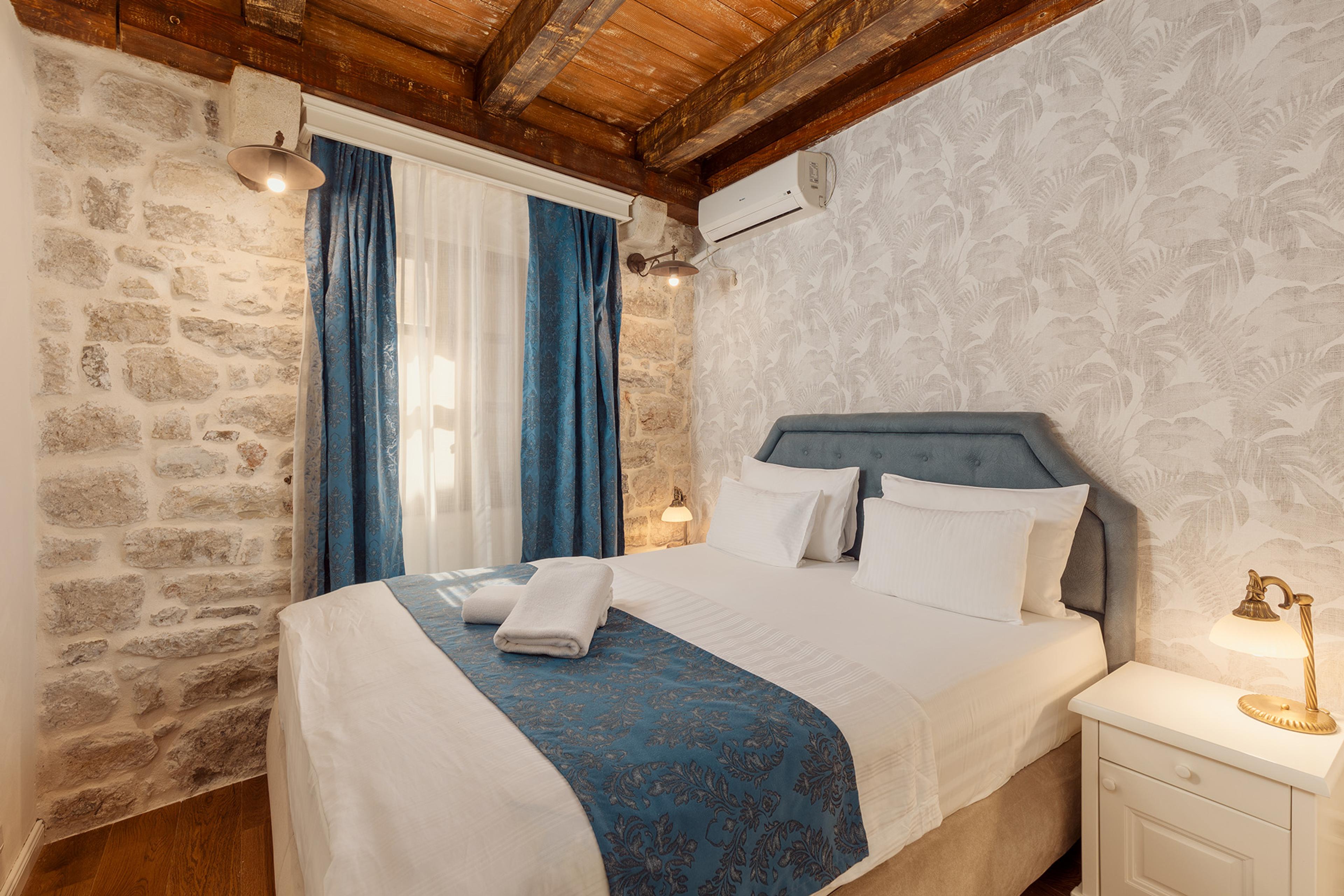 Three Bedroom Villa with a private garden 6
