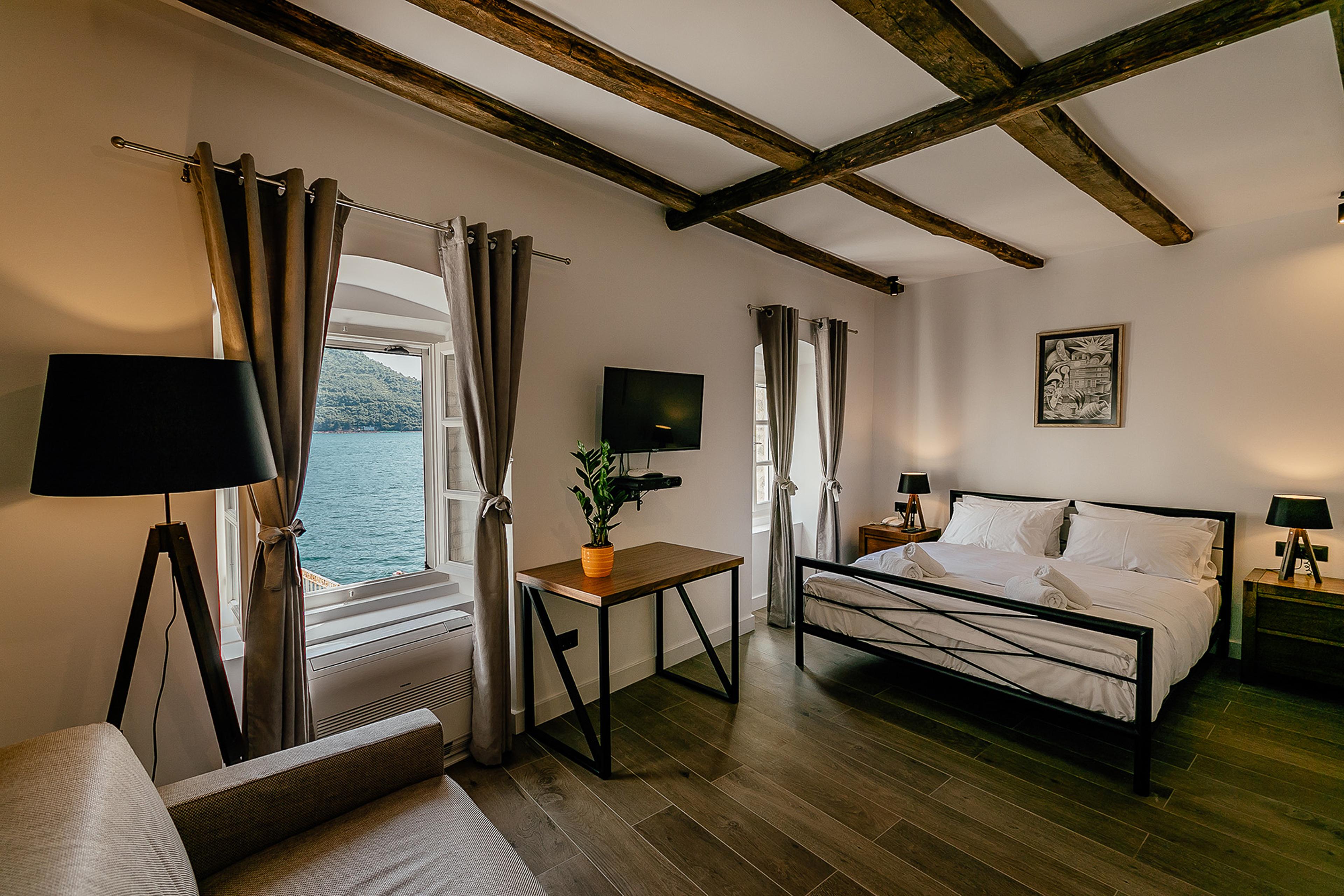 Junior Suite with a sea view 11
