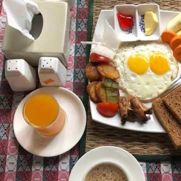 Breakfast: eggs, toast, fruit and juice