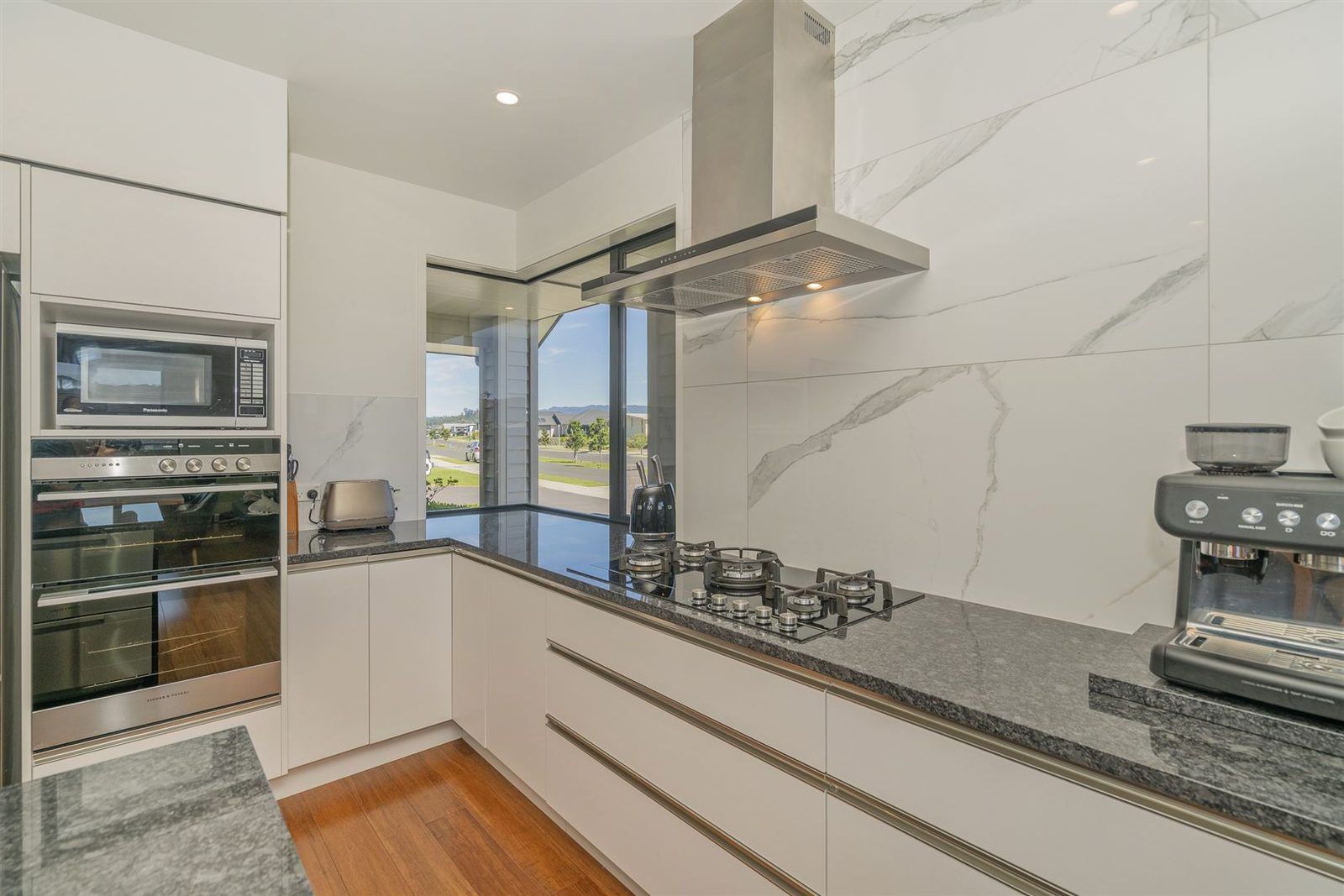 Kupe Drive 1 — ovens and splashback