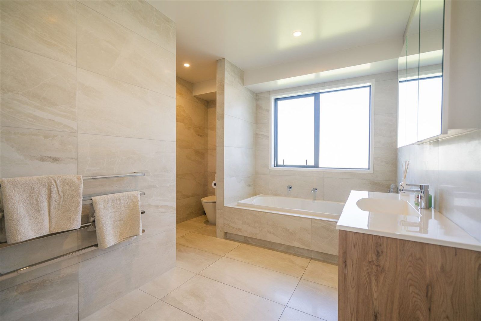 Kupe Drive 1 — bath and shower