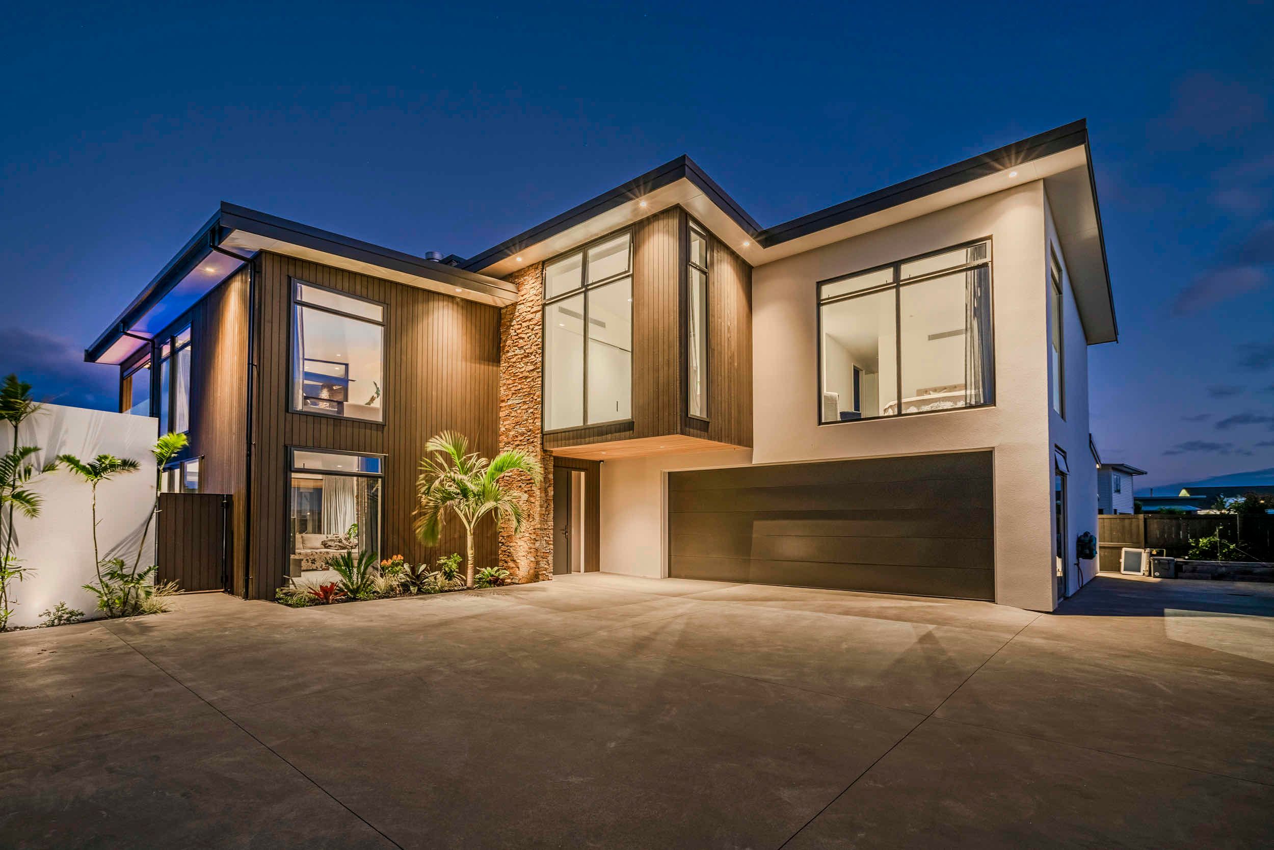 Coastal home facade built by Ohlson + Whitelaw