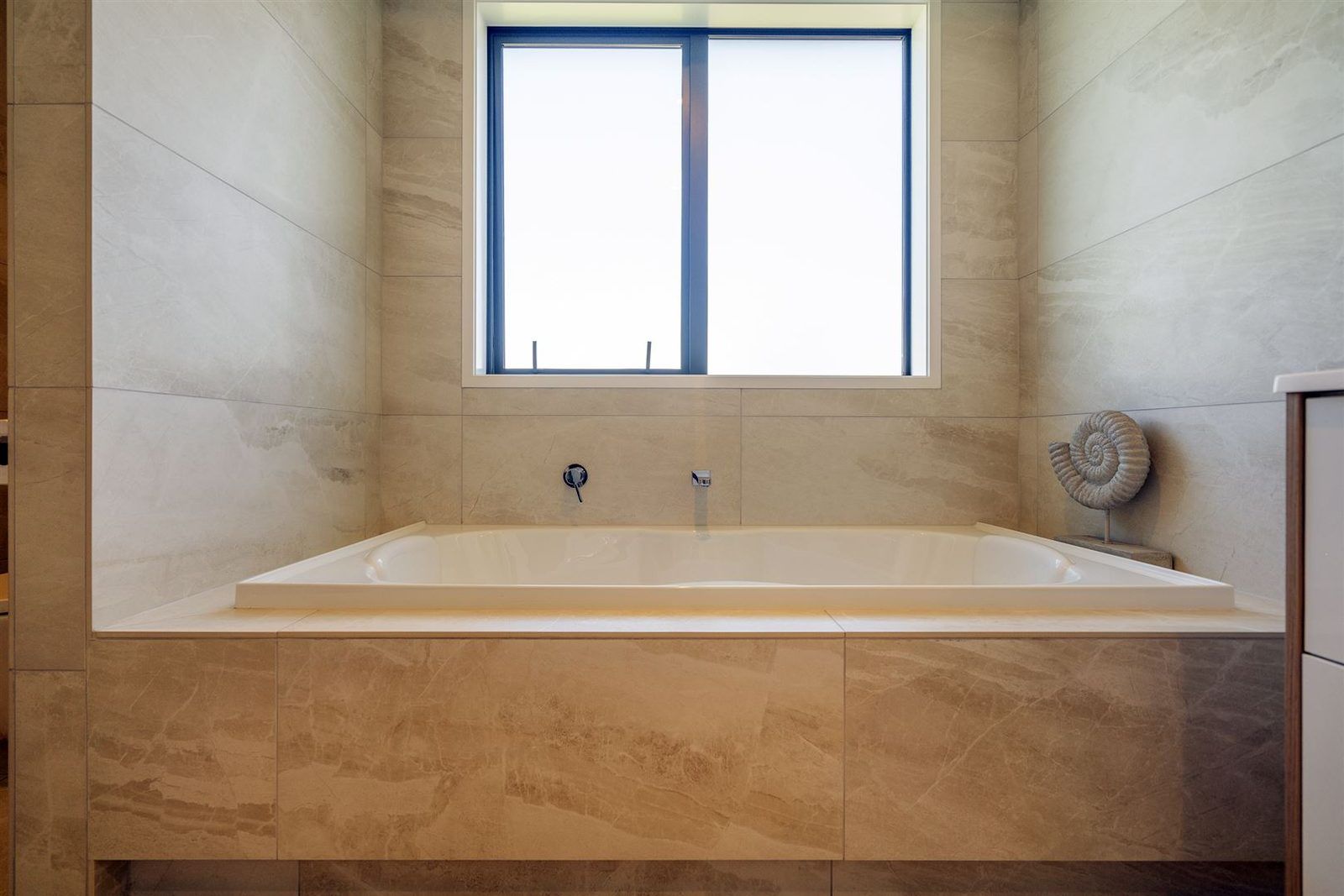 Kupe Drive 1 — bath under the window