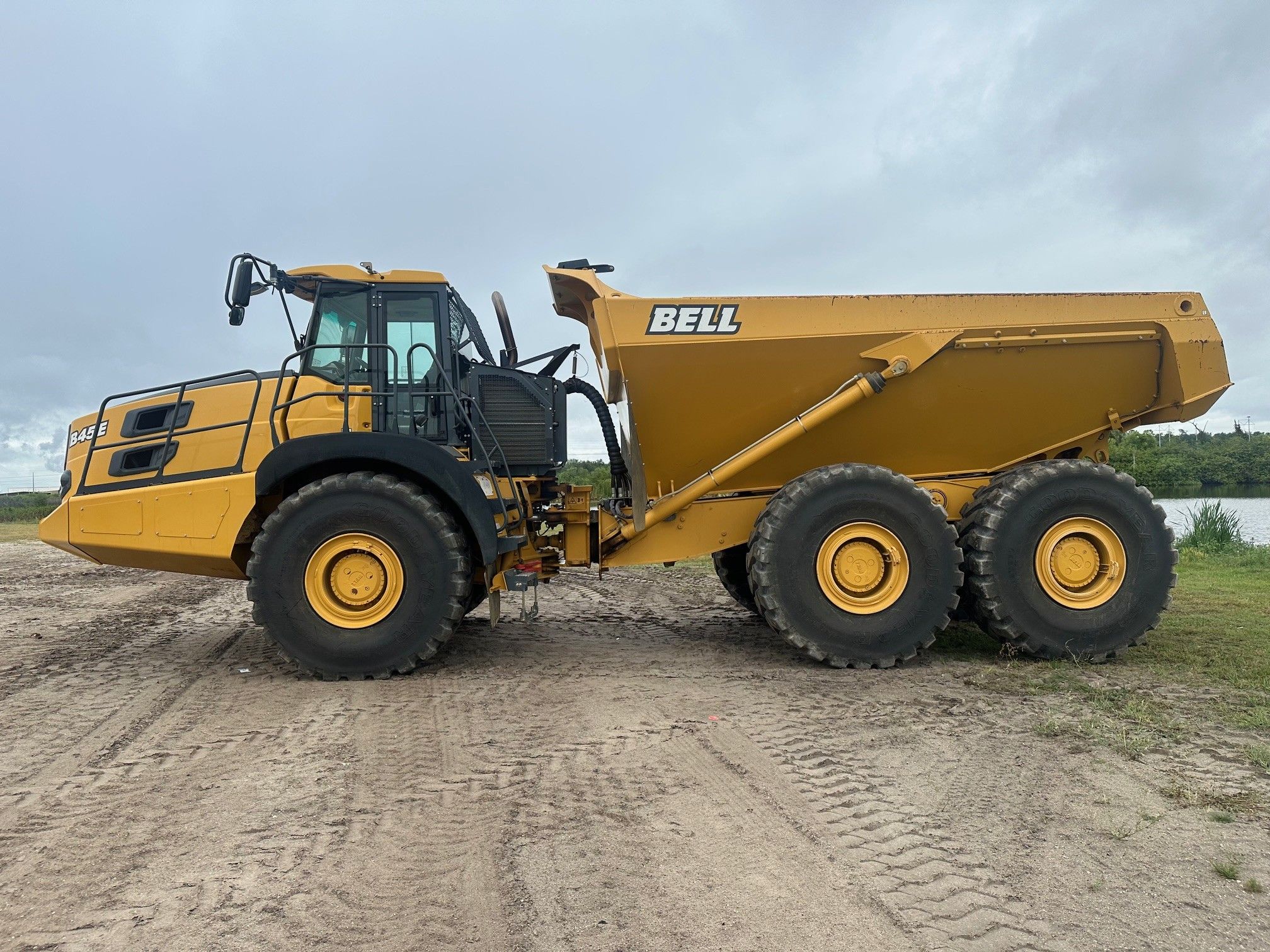 2023 BELL BELL B45E ARTICULATED DUMP TRUCK Photo 2 Thumbnail