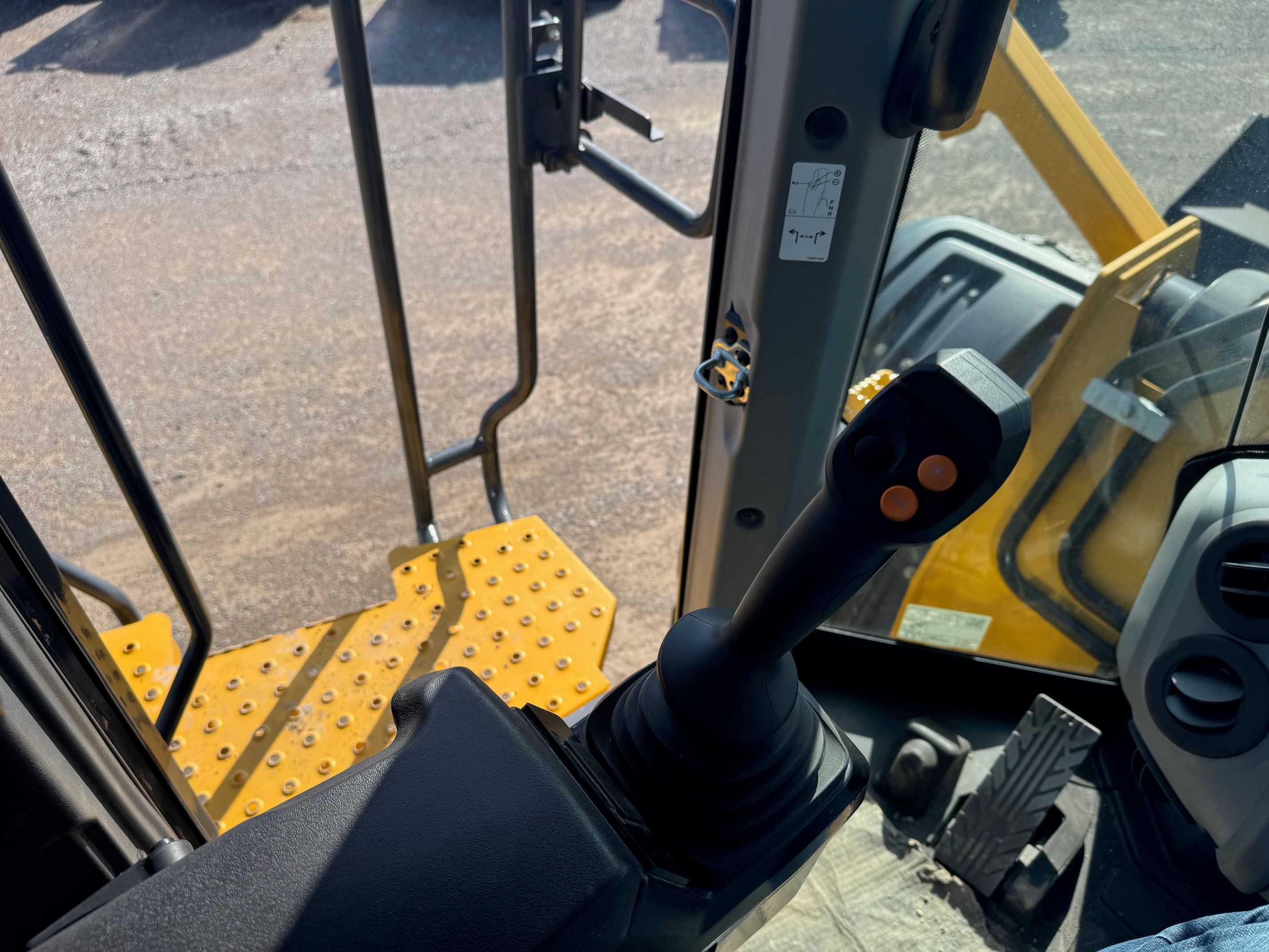 2023 JOHN DEERE JOHN DEERE 824P 6CU YARD WHEEL LOADER Photo 13 Thumbnail