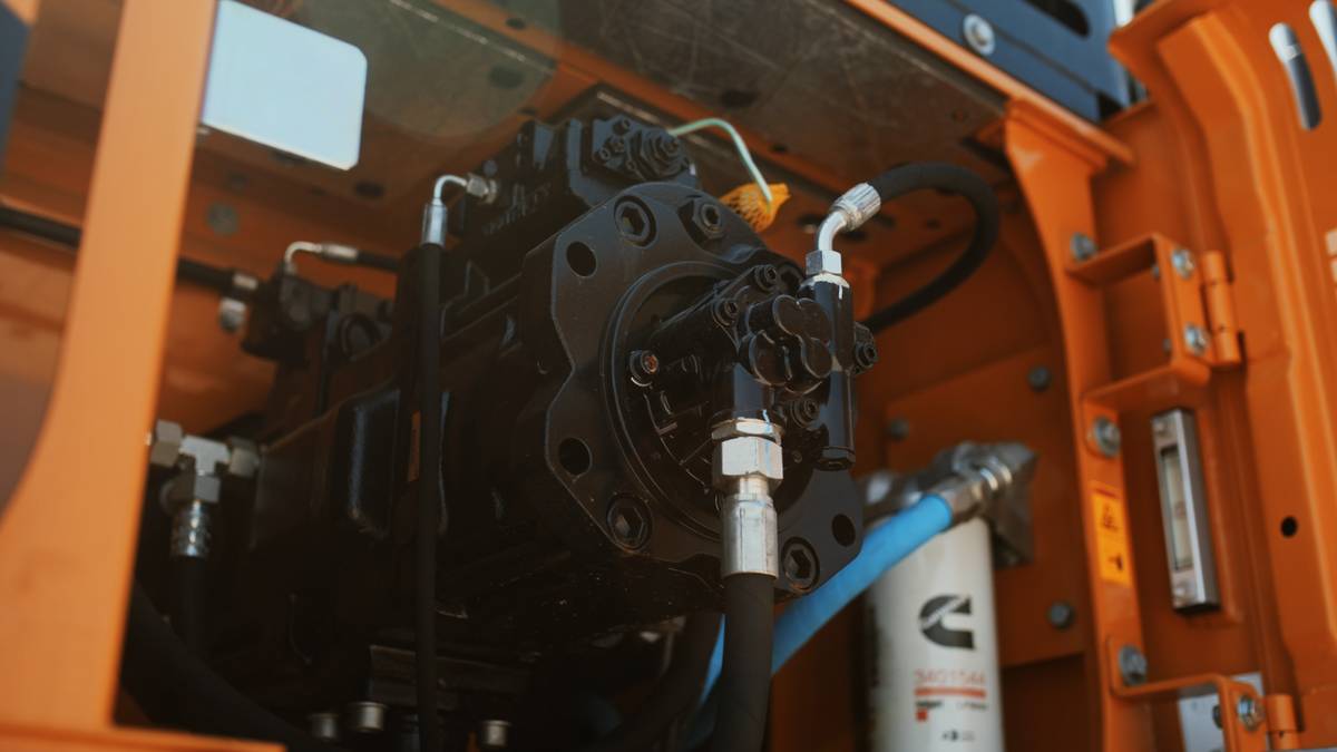 SY365C-Servic-hatch-close-up