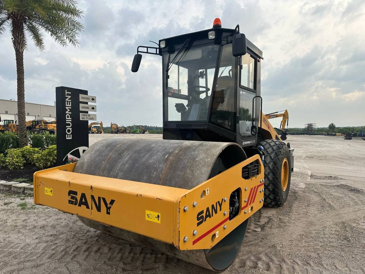 Sany smooth-drum roller