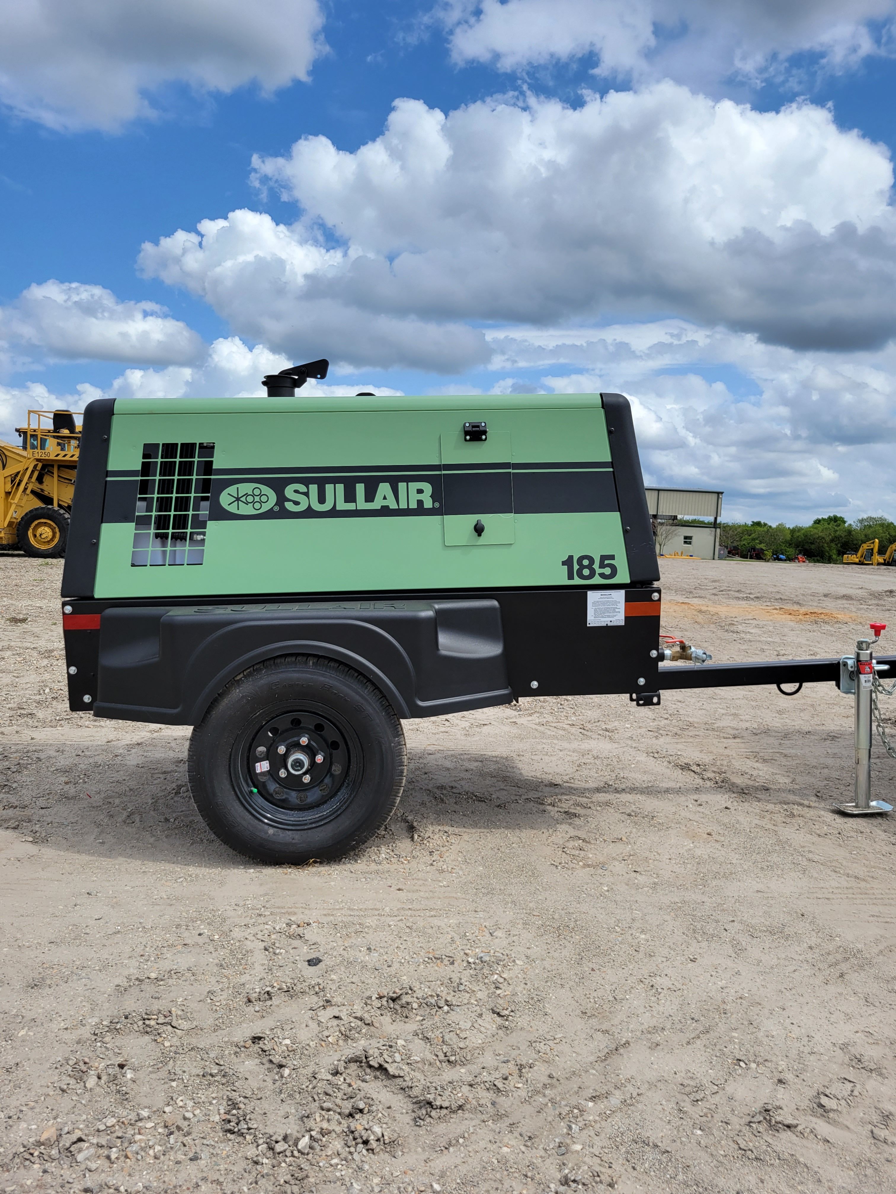 2022 SULLAIR SULLAIR 185DPQ- JD 185 CFM AIR COMPRESSOR Photo 5 Thumbnail