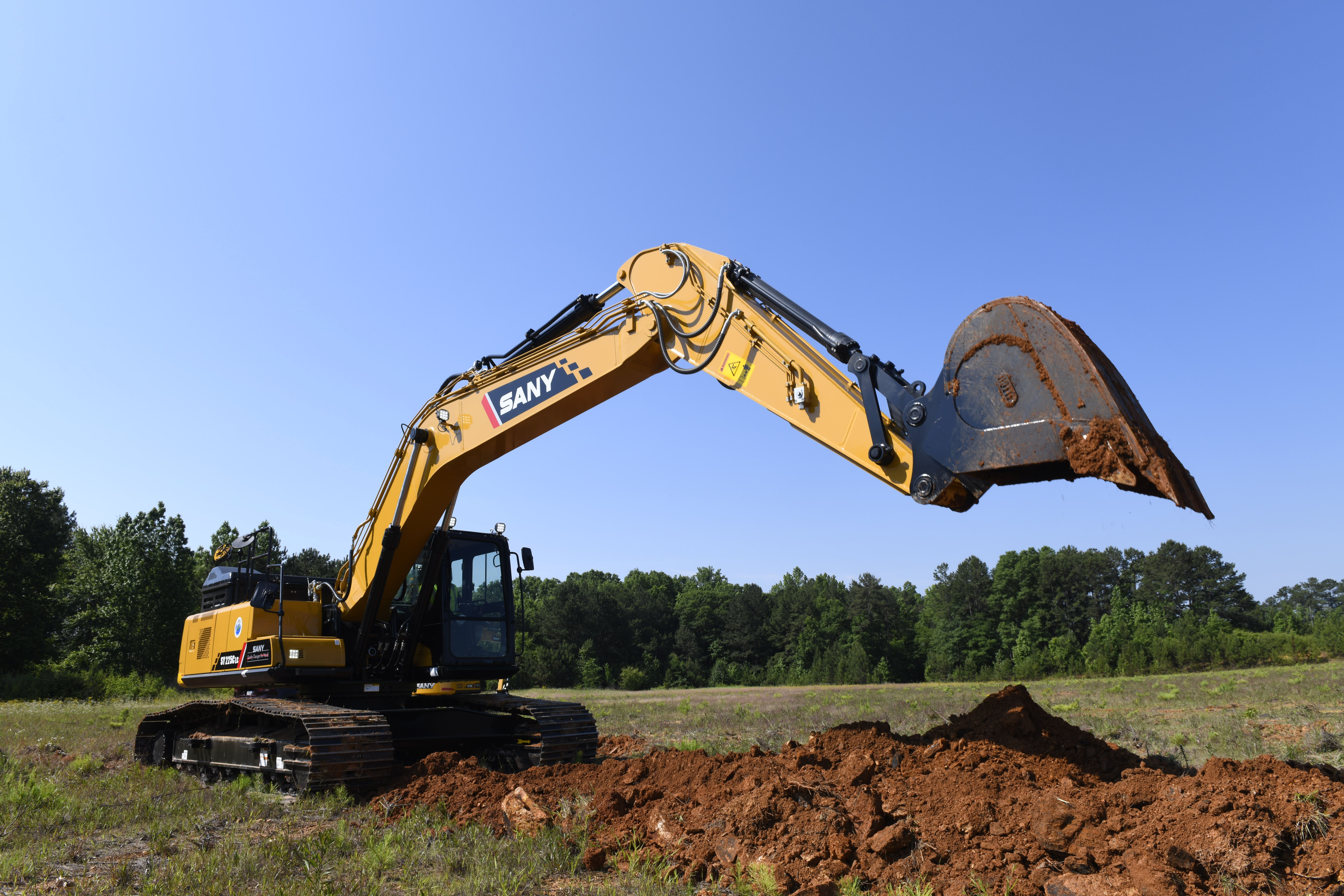 SANY SY225 in action digging in dirt
