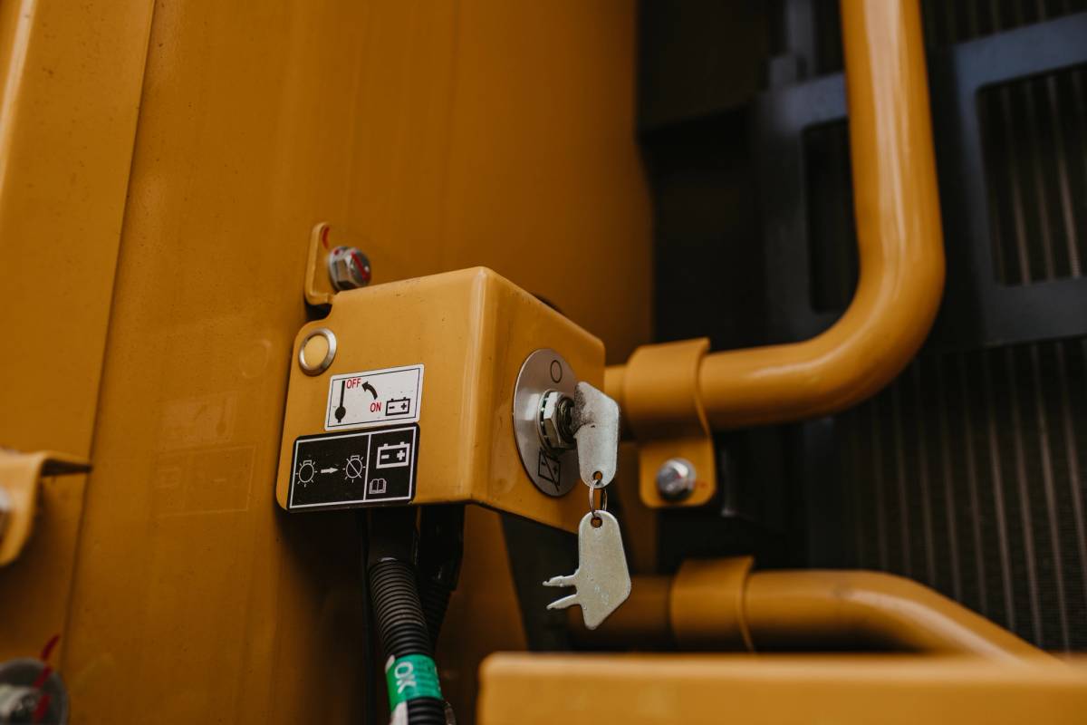 Close up on battery off switch for SY335