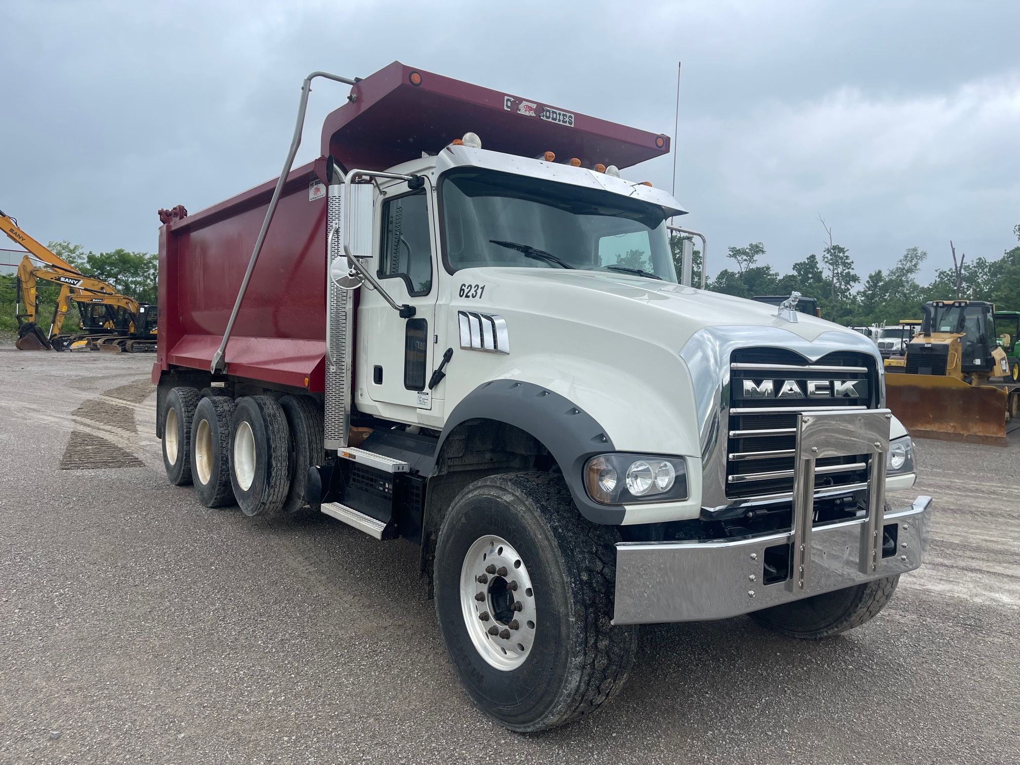 2021 MACK GR64F Photo 4 Thumbnail