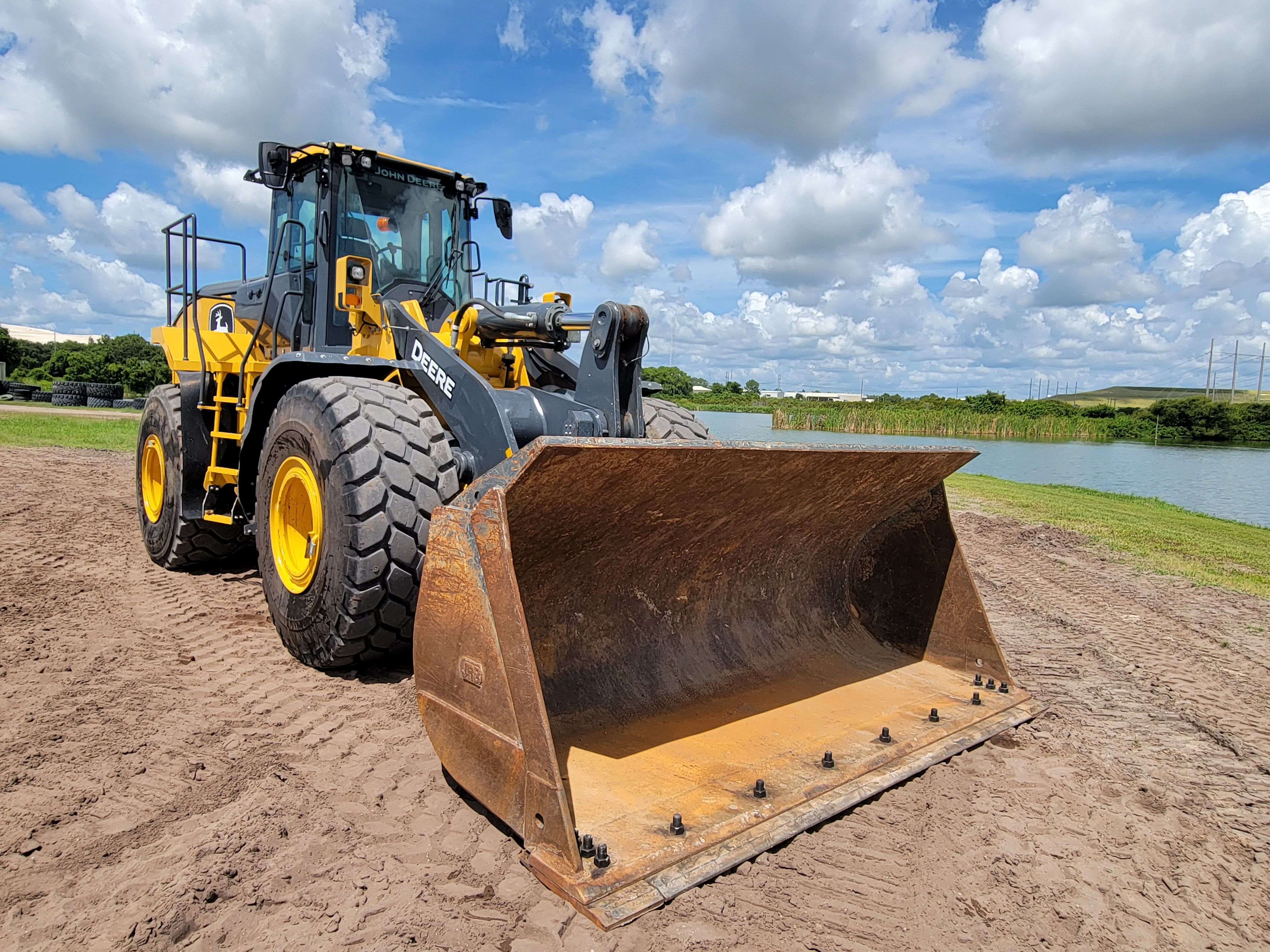 2021 JOHN DEERE 744L Photo 6 Thumbnail