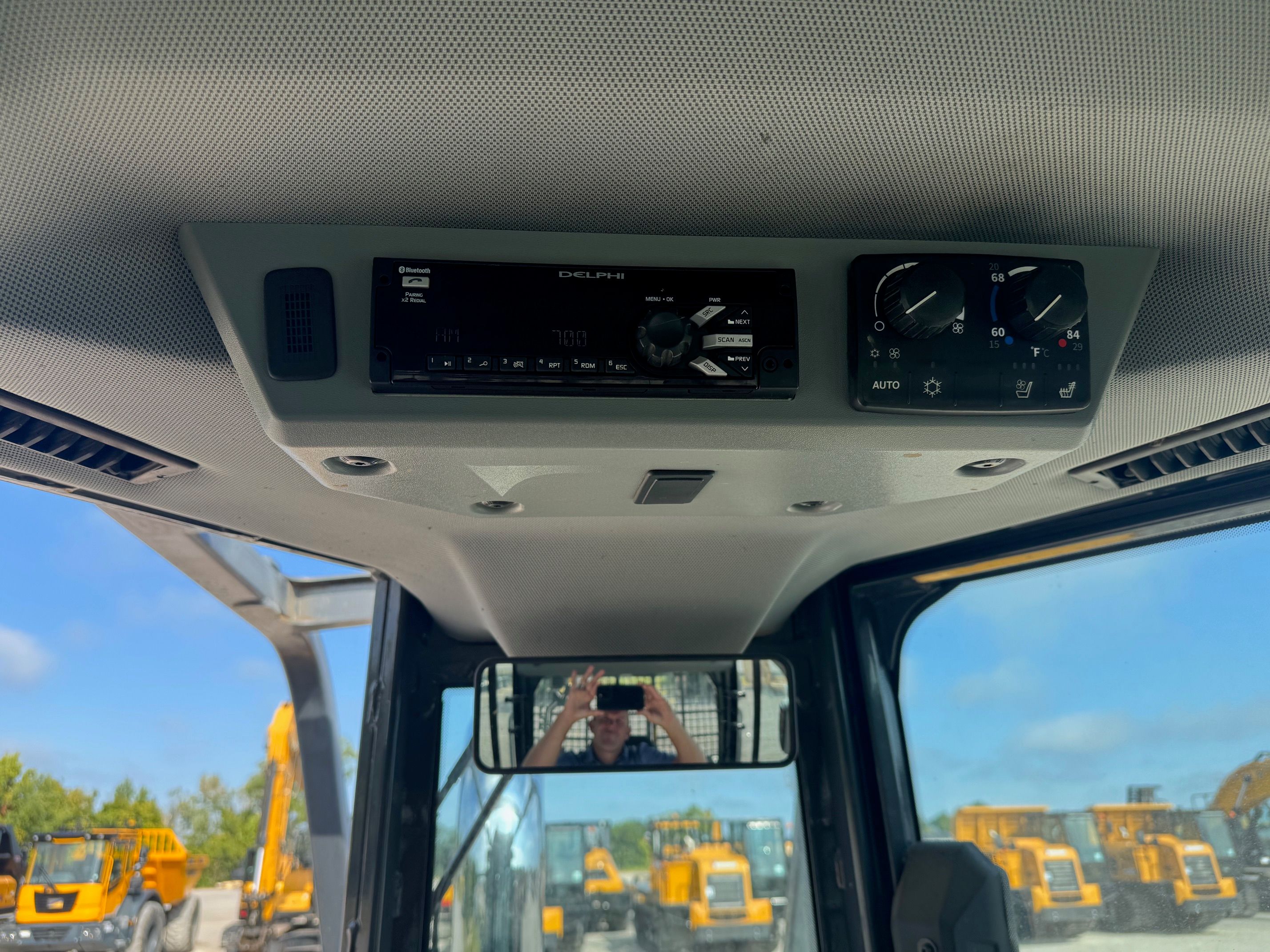 2022 JOHN DEERE 700L LGP Photo 11 Thumbnail