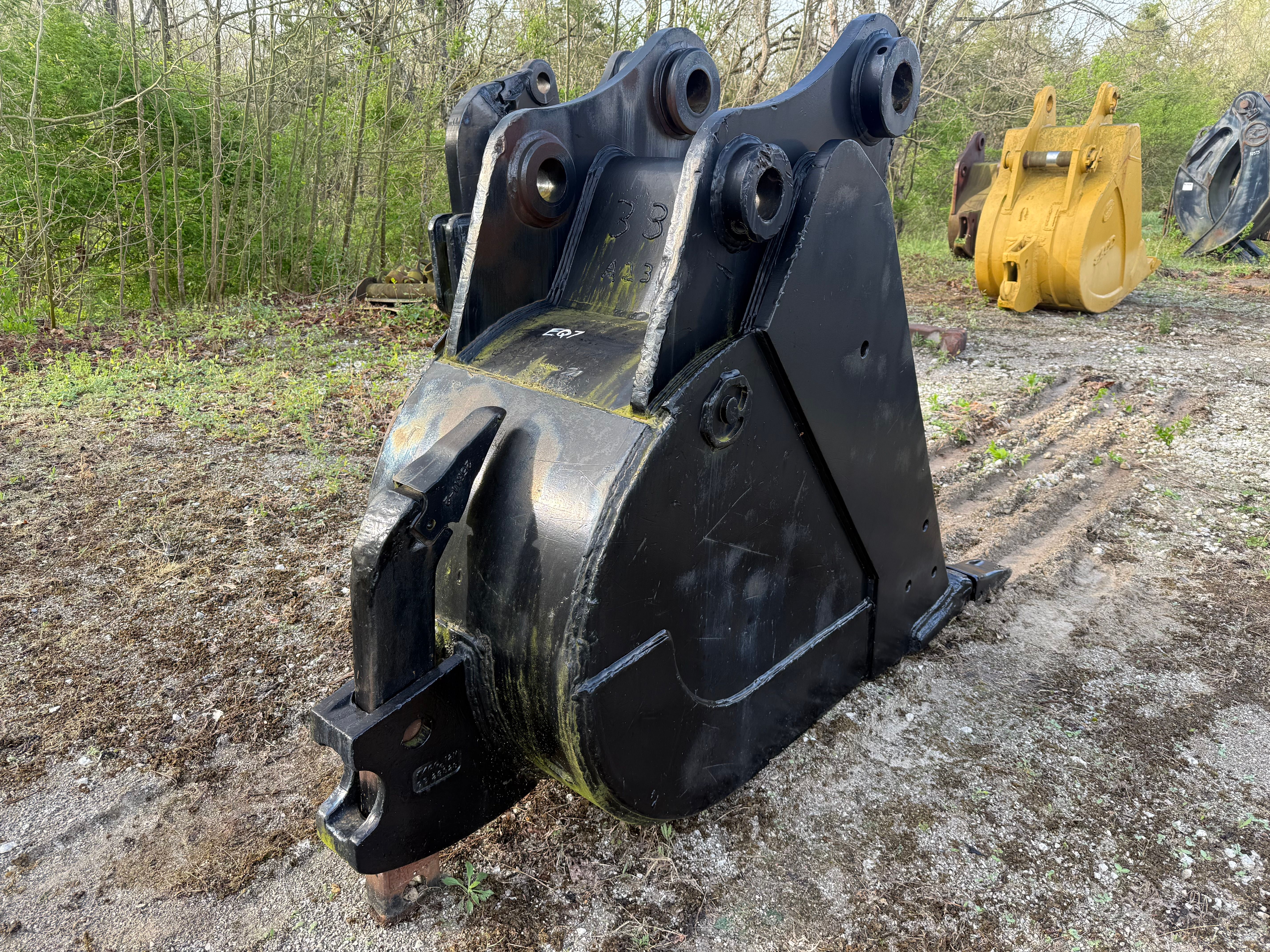 32" EXCAVATOR BUCKET W/RIPPER Photo 1 Thumbnail