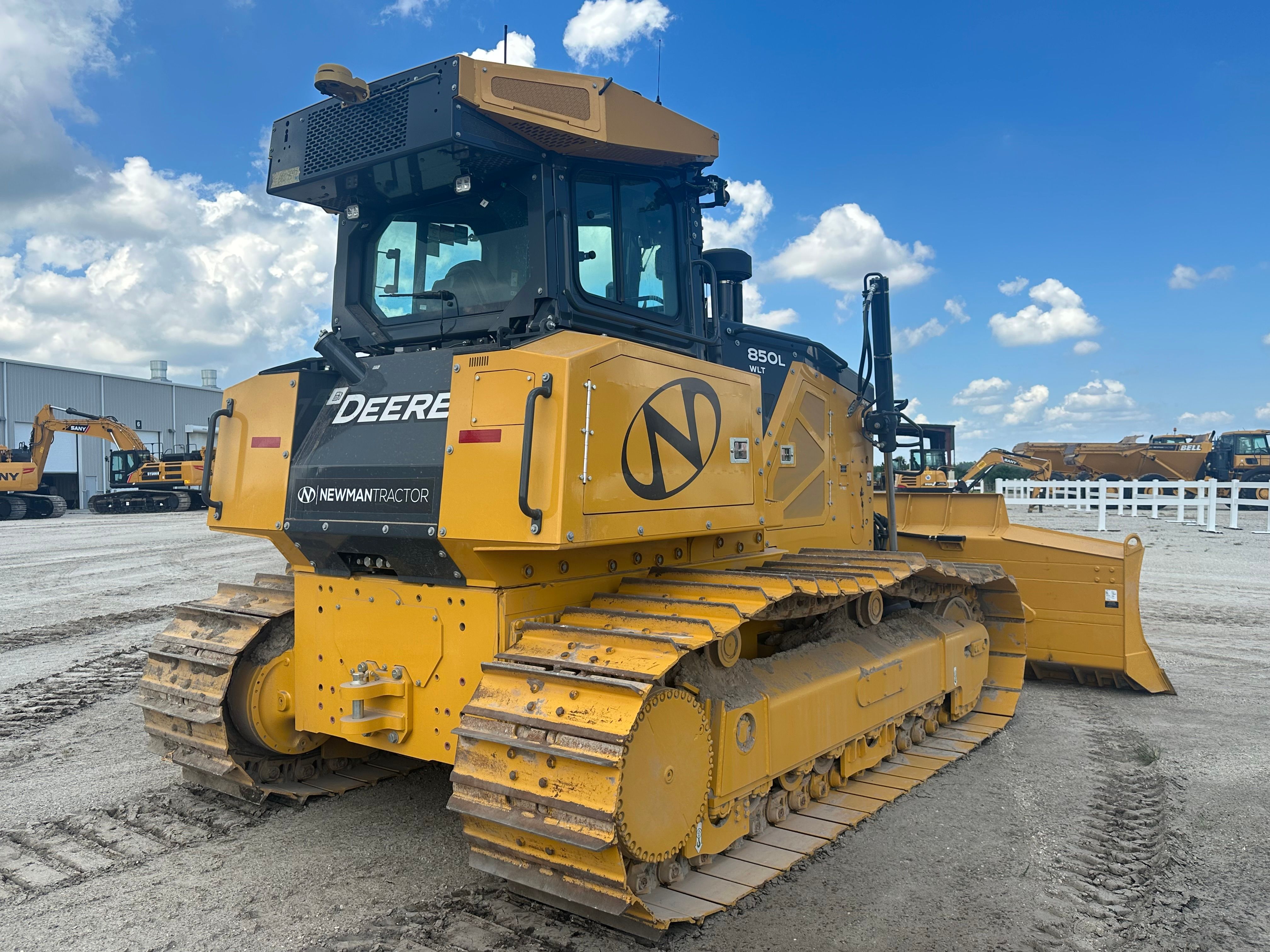 2023 JOHN DEERE 850L WLT Photo 4 Thumbnail