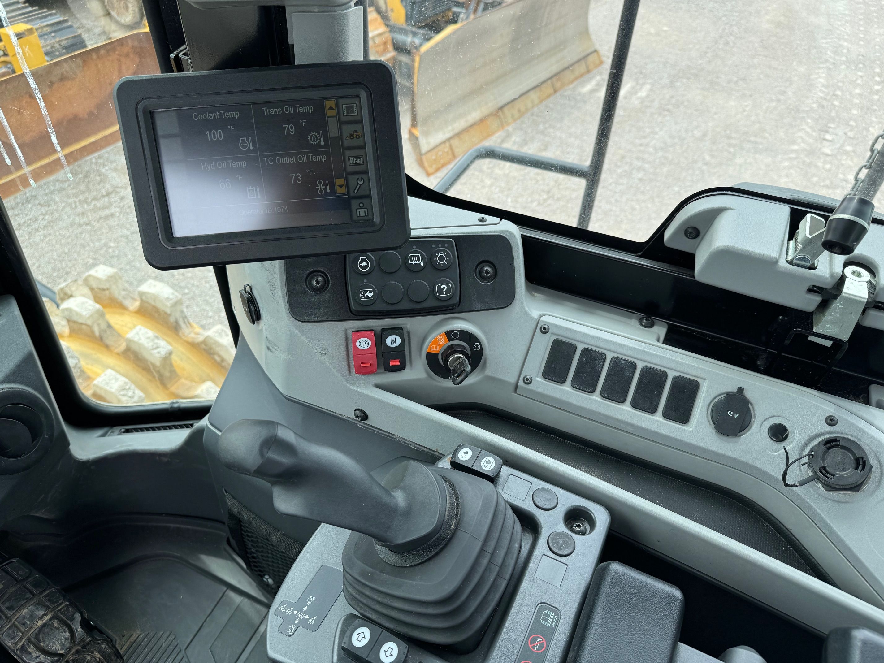 2023 CAT 815 Photo 6 Thumbnail