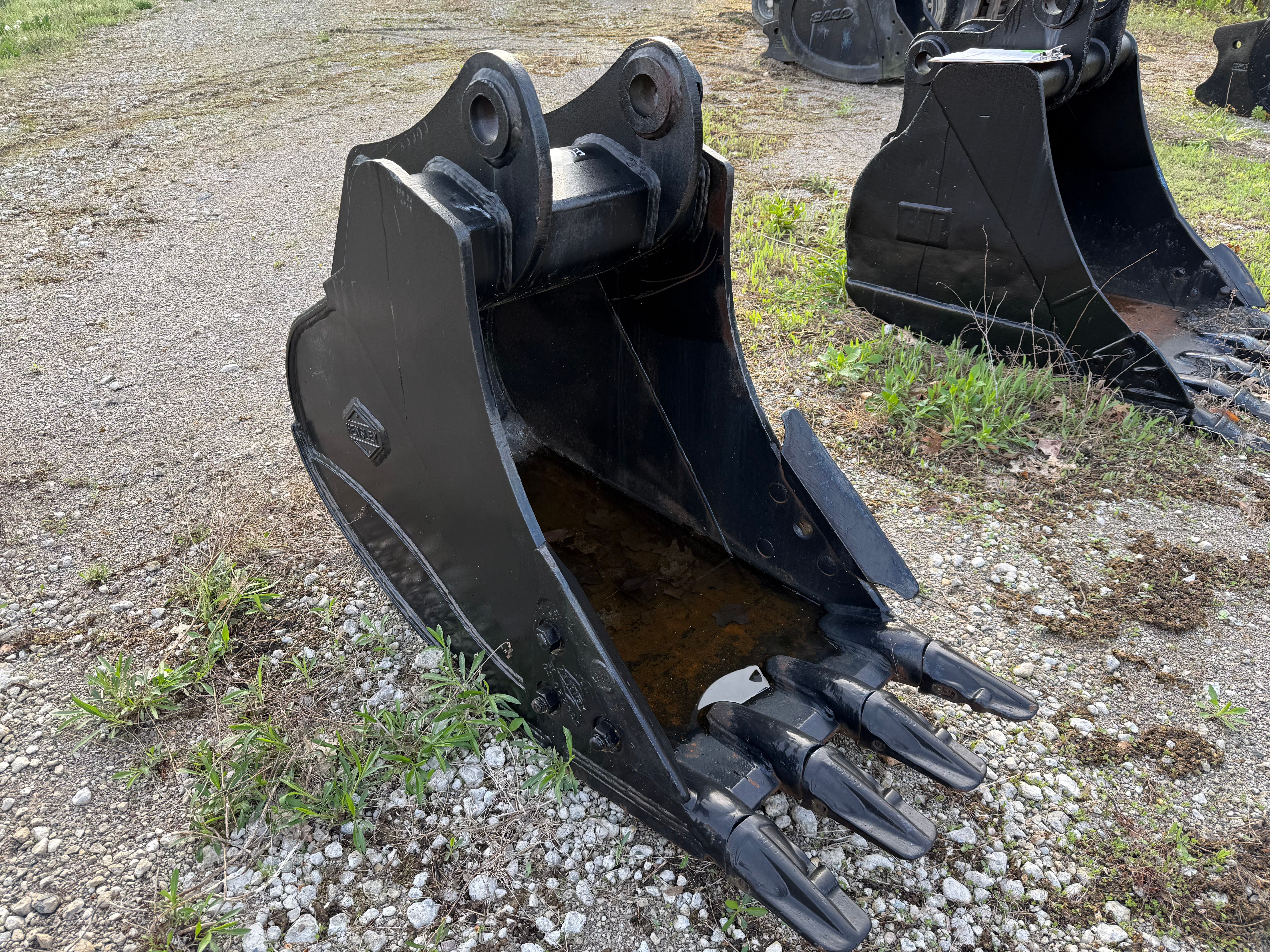 24" EXCAVATOR BUCKET Photo 2 Thumbnail