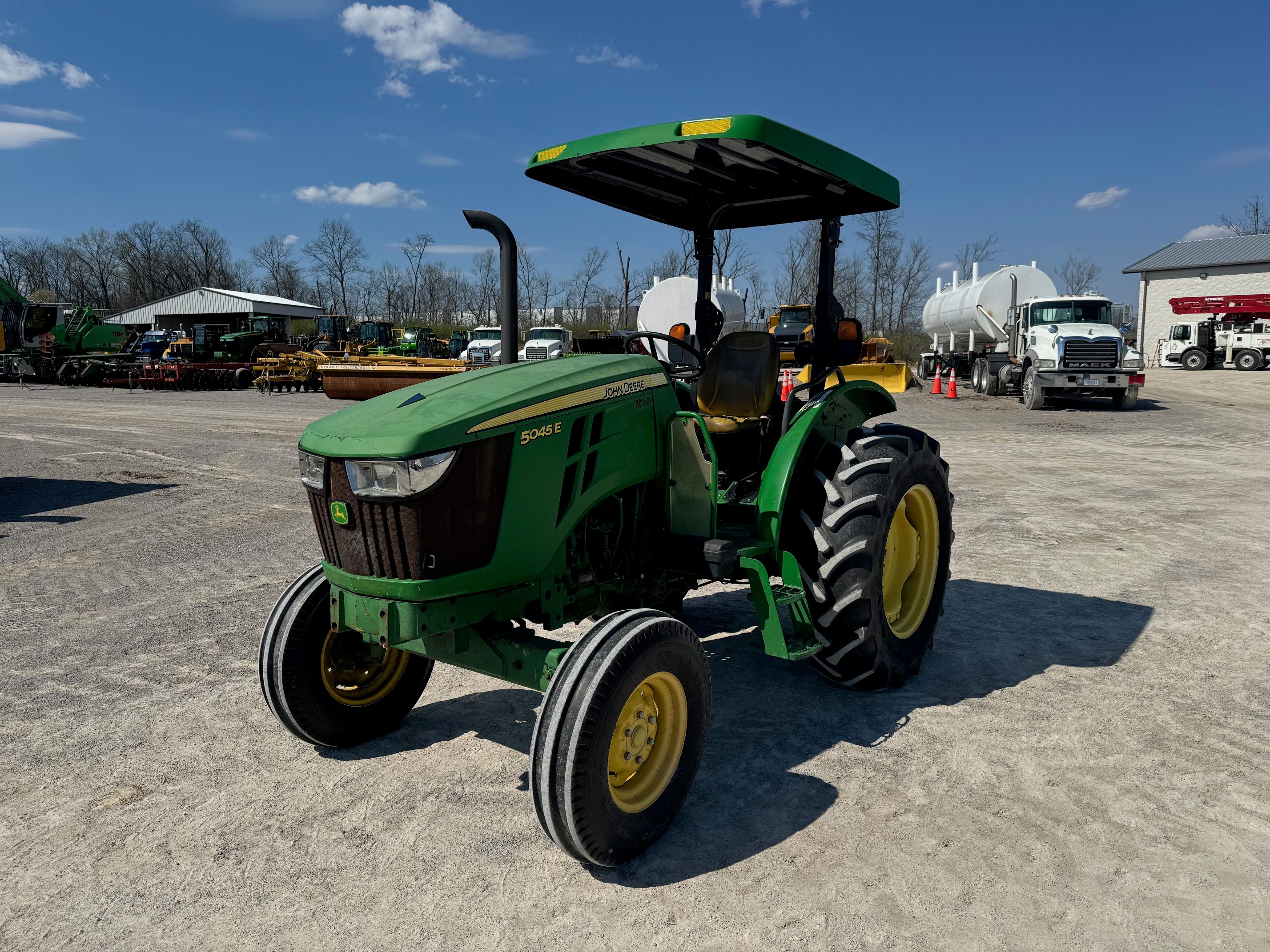 2018 JOHN DEERE 5045E Photo 1 Thumbnail
