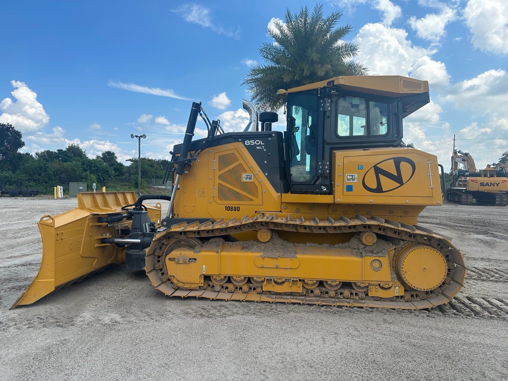 2023 JOHN DEERE 850L WLT Photo 2 Thumbnail