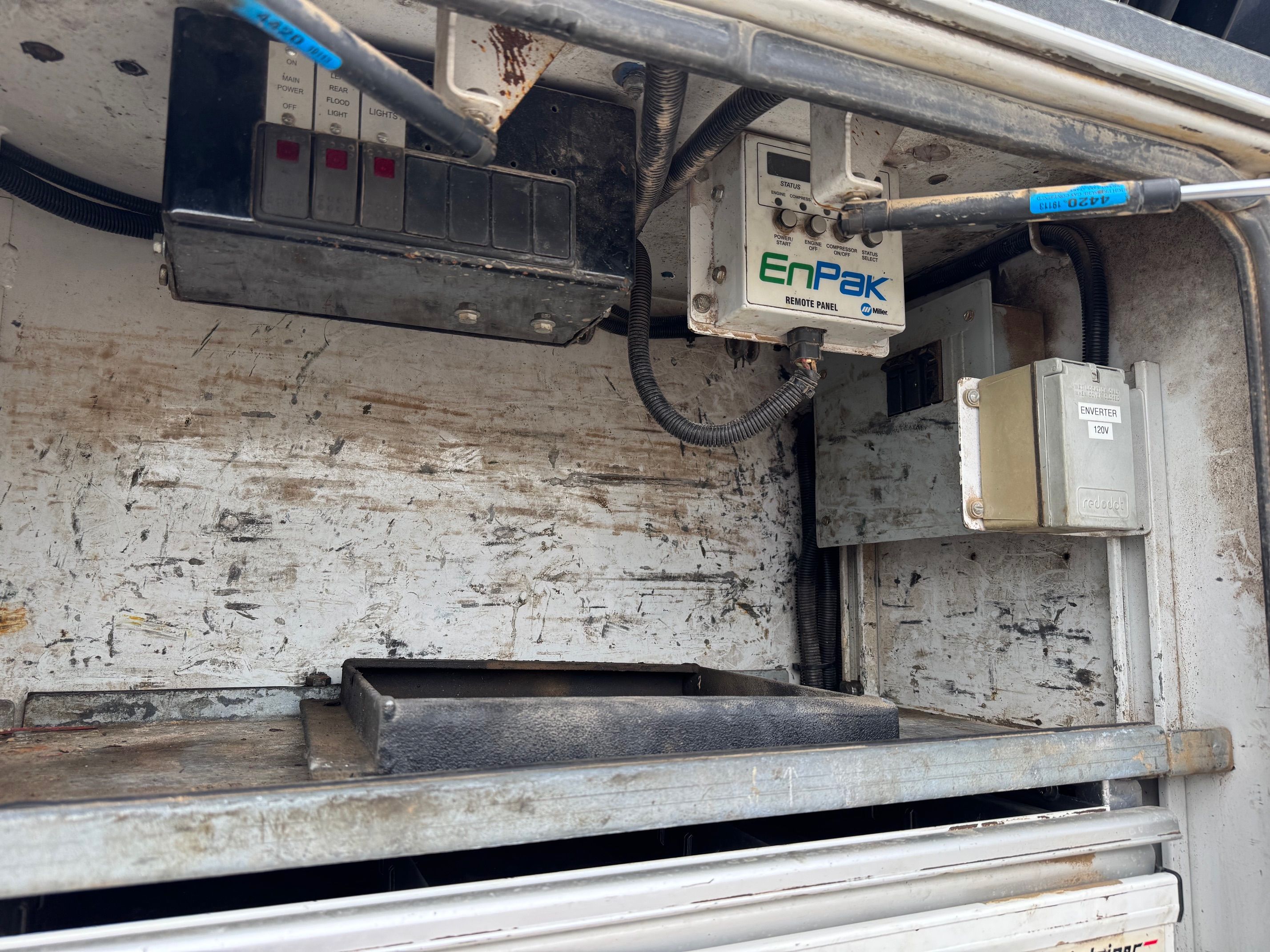 2009 FORD F750 SERVICE TRUCK Photo 9 Thumbnail