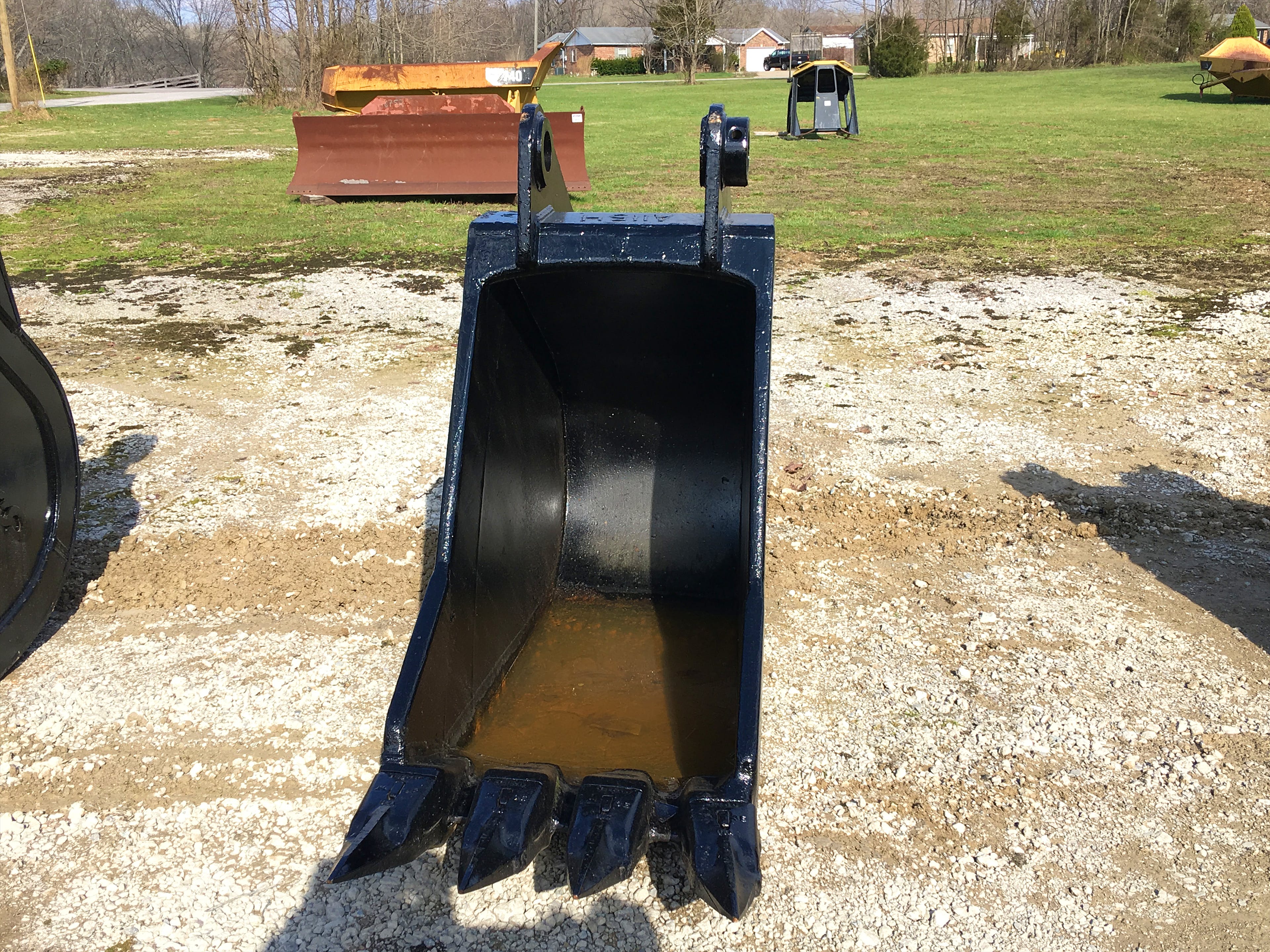 32" EXCAVATOR BUCKET W/RIPPER Photo 3 Thumbnail