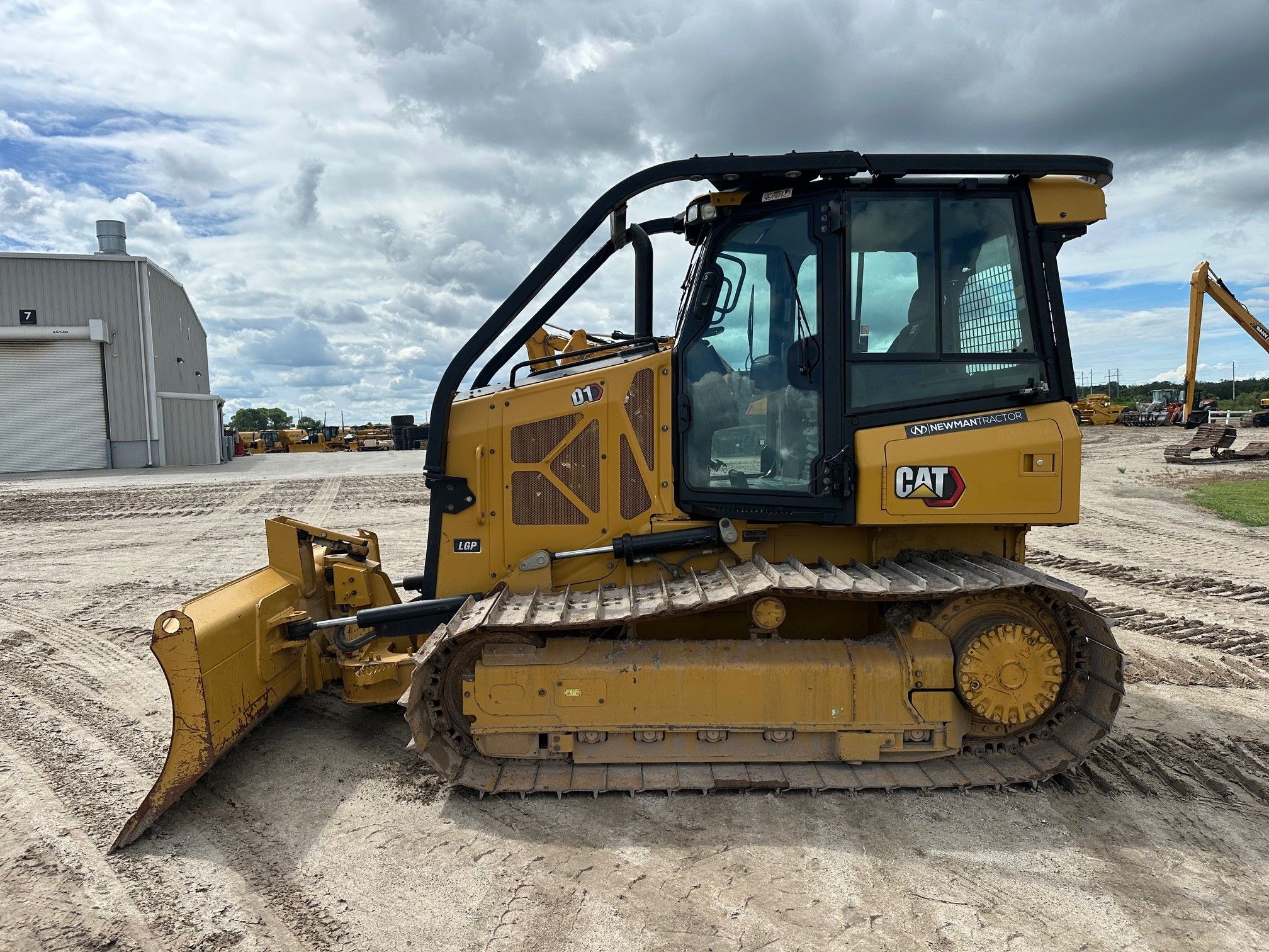 2022 CAT D1 Photo 2 Thumbnail