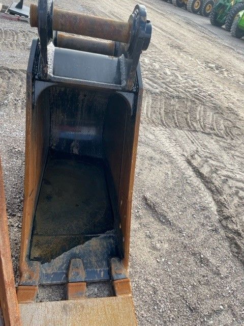 24" BUCKET FOR SY265C w/ plate Photo 4 Thumbnail