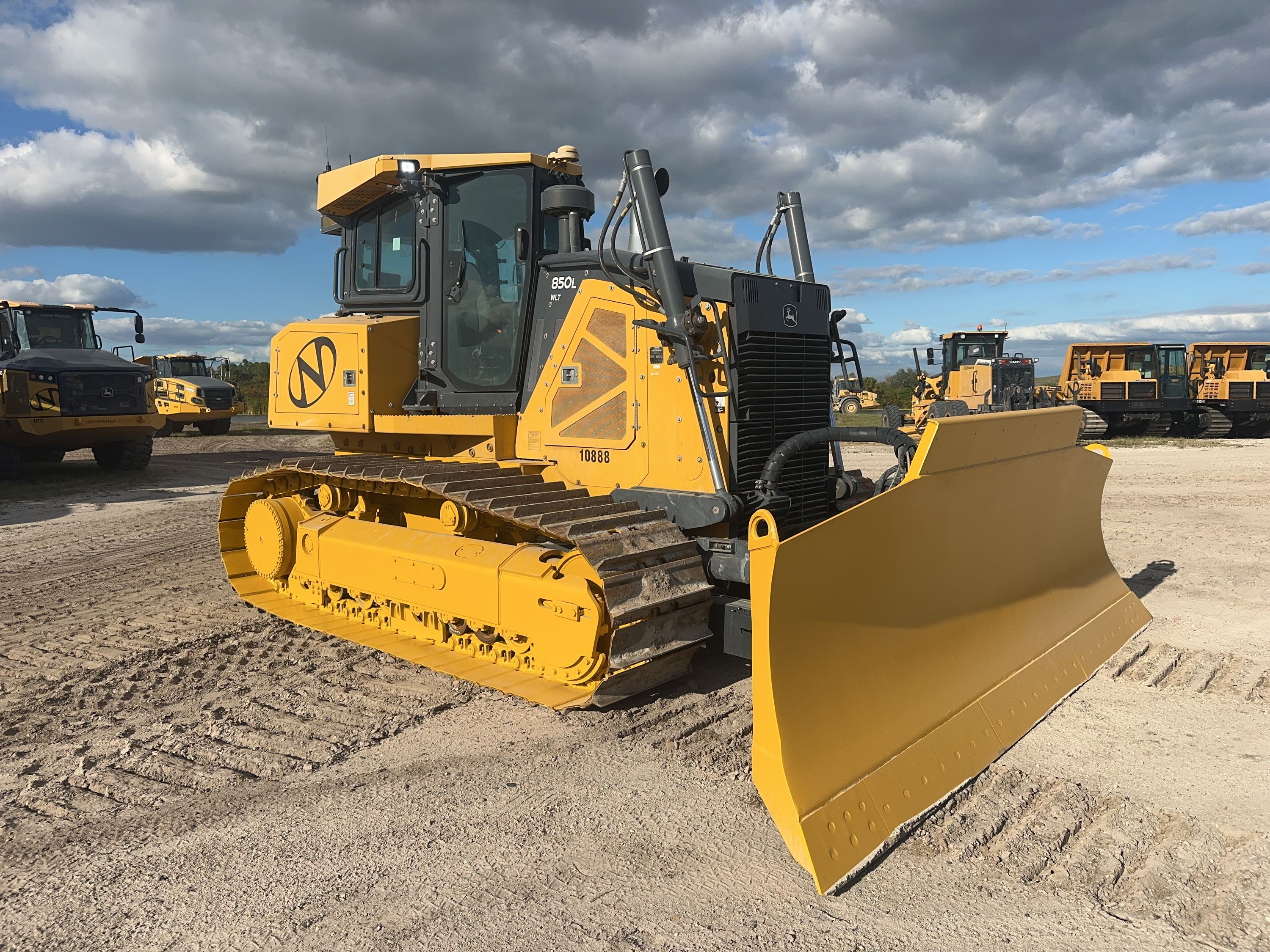 2023 JOHN DEERE 850L WLT Photo 1 Thumbnail