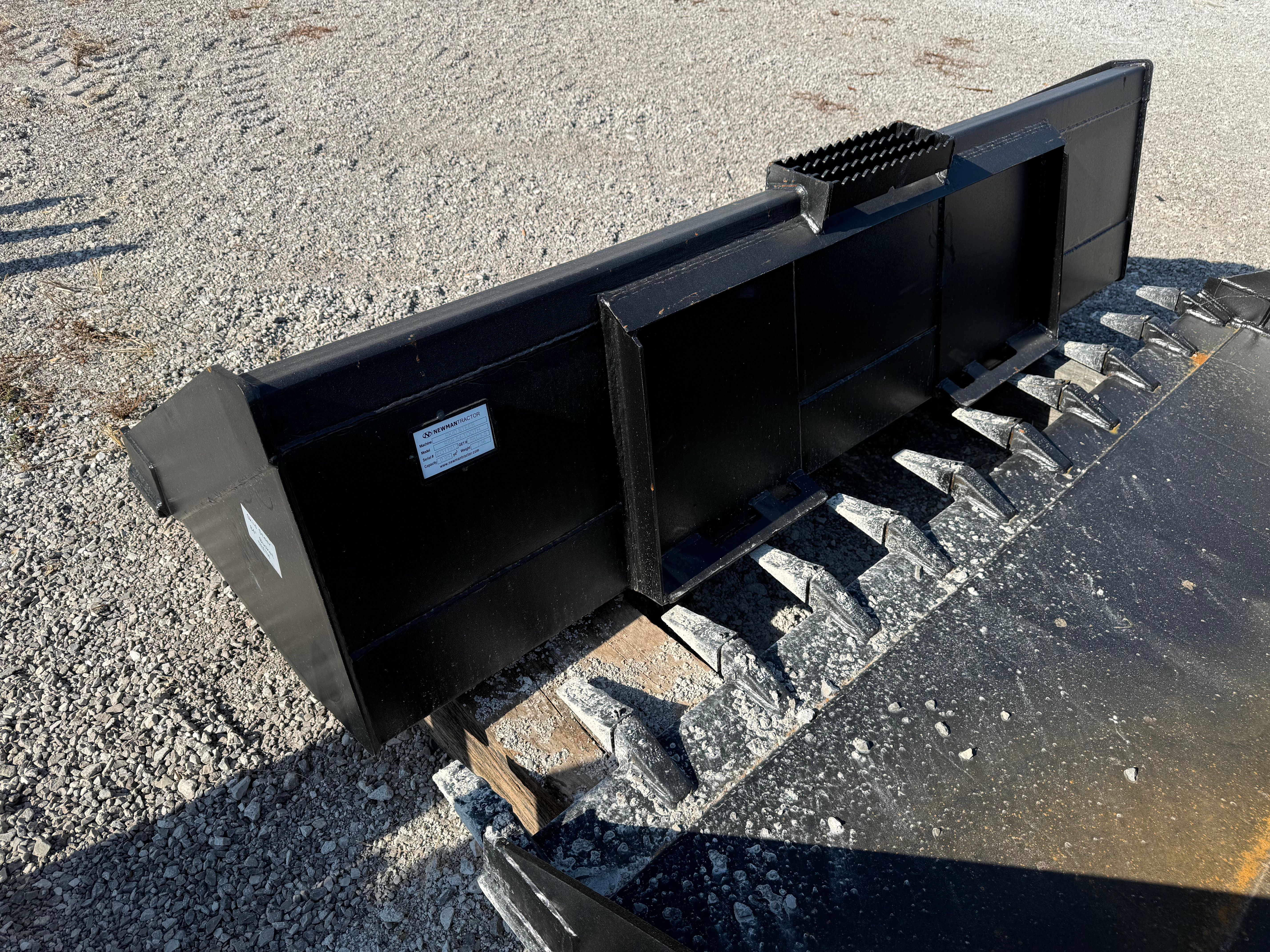 84" SKID STEER BUCKET WITH TEETH Photo 4 Thumbnail