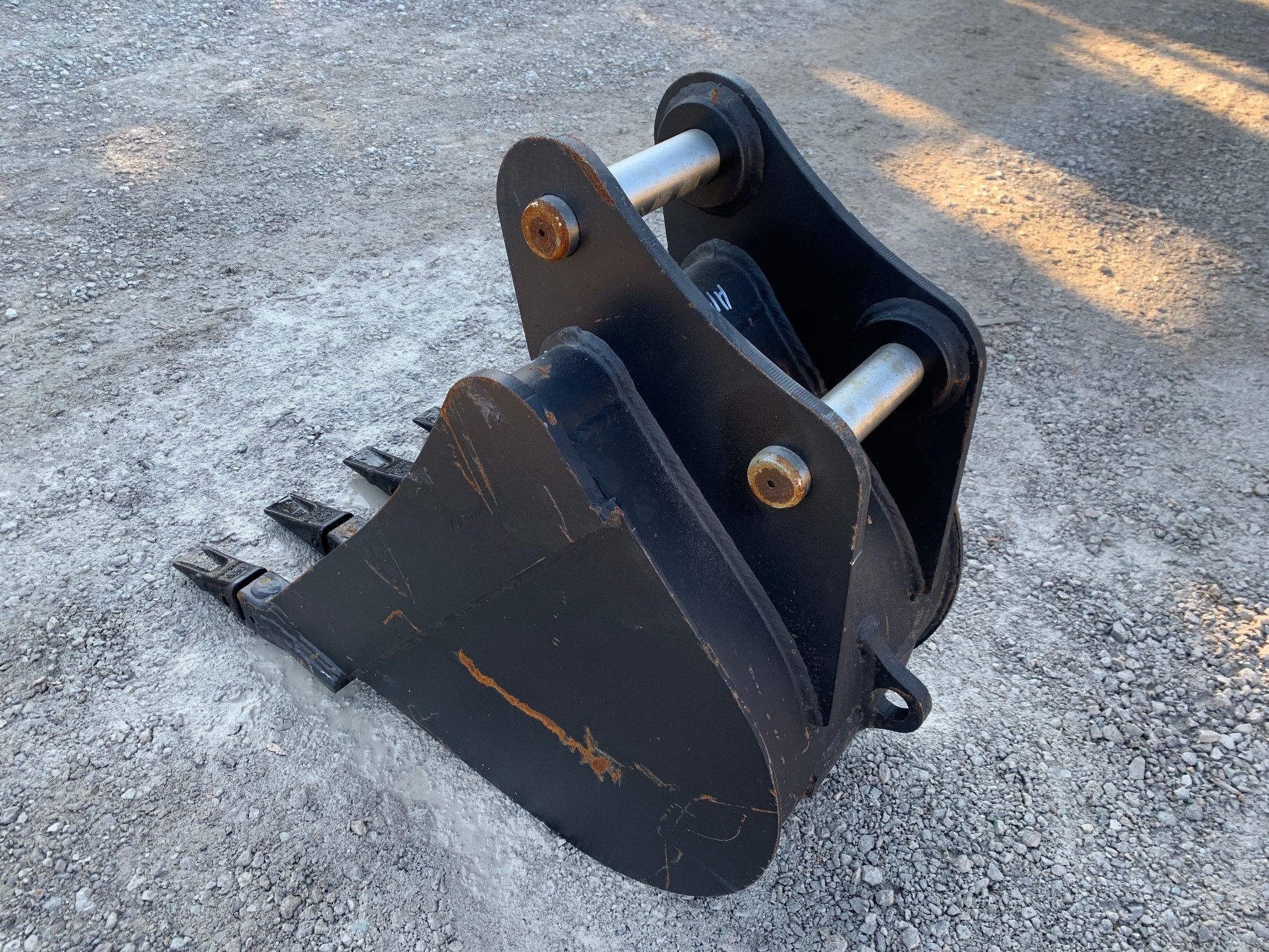 18" BUCKET FOR SY50U Photo 1 Thumbnail