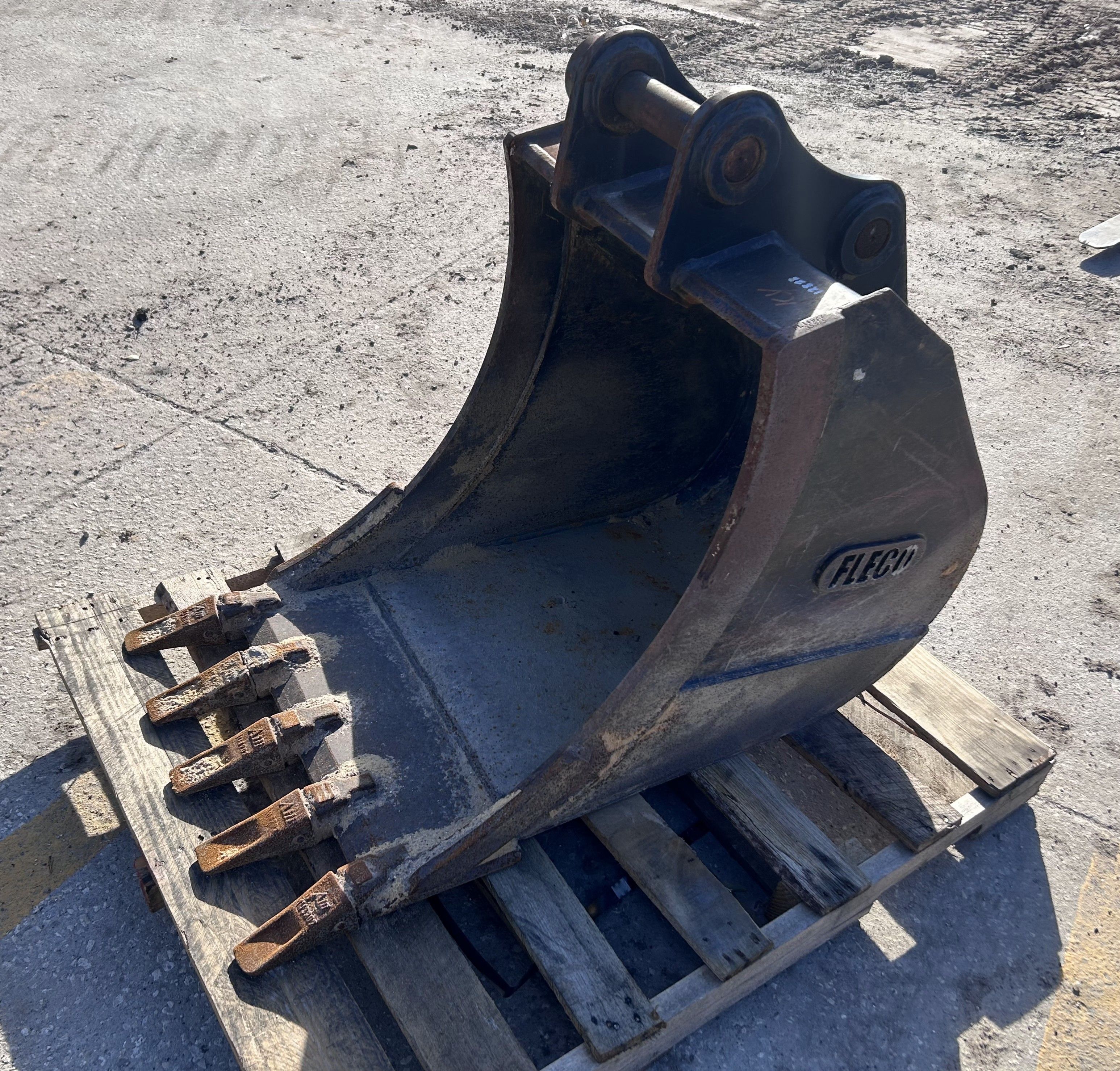 24" BUCKET FOR SY60C Photo 1 Thumbnail