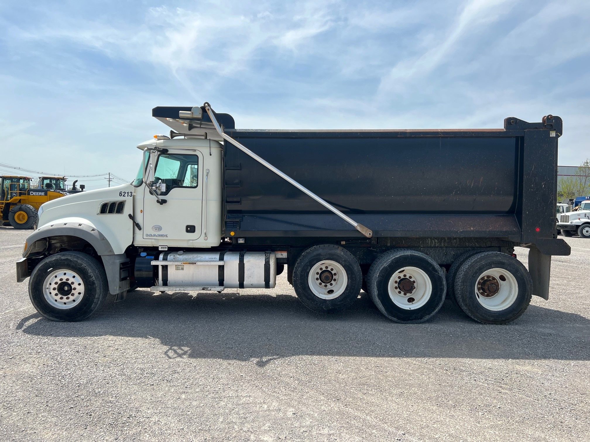 2015 MACK GU713 Photo 2 Thumbnail