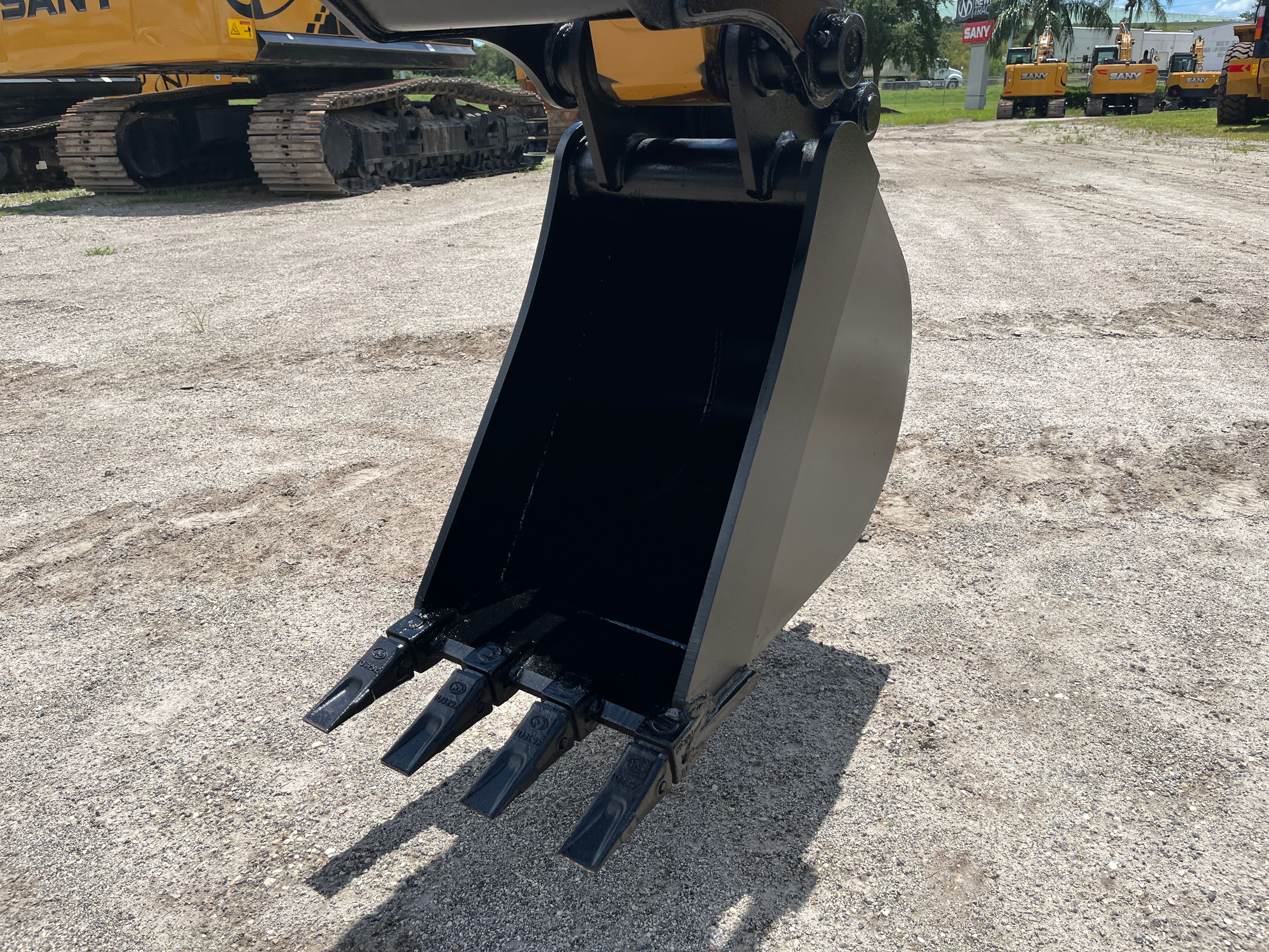 18" EXCAVATOR DIGGING BUCKET 50MM PIN Photo 1 Thumbnail