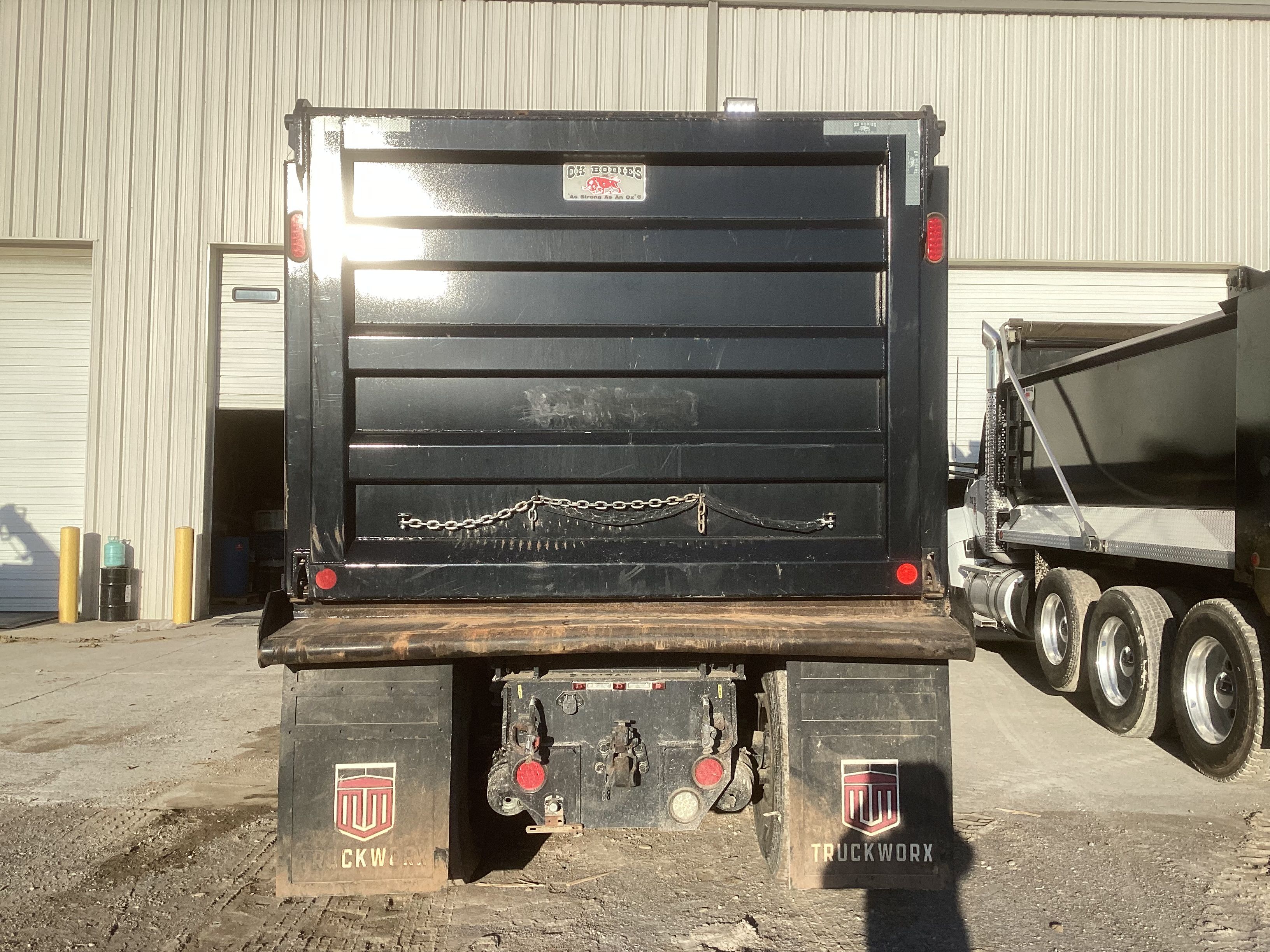 2024 KENWORTH T880 DUMP Photo 3 Thumbnail