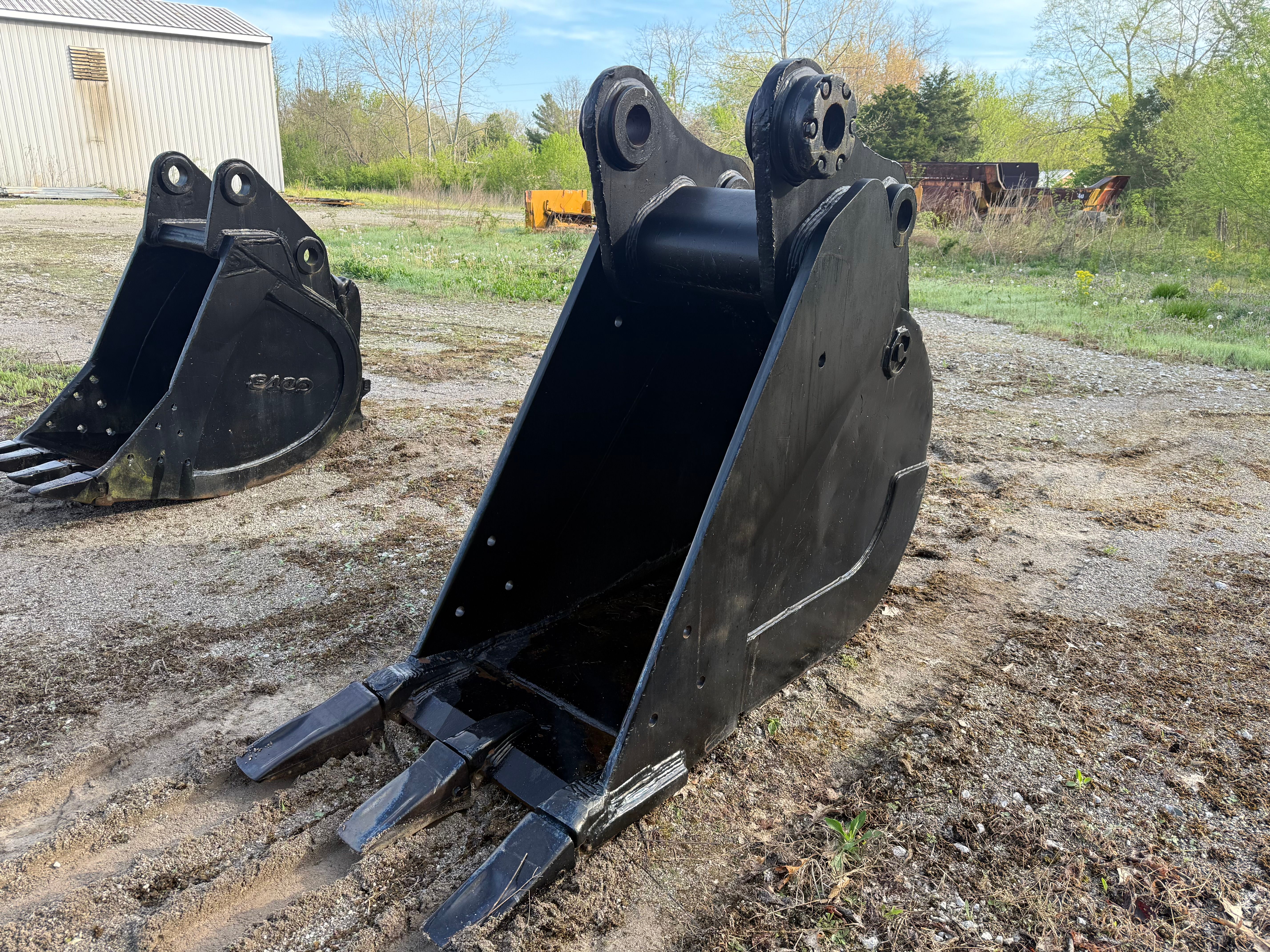 32" EXCAVATOR BUCKET W/RIPPER Photo 3 Thumbnail