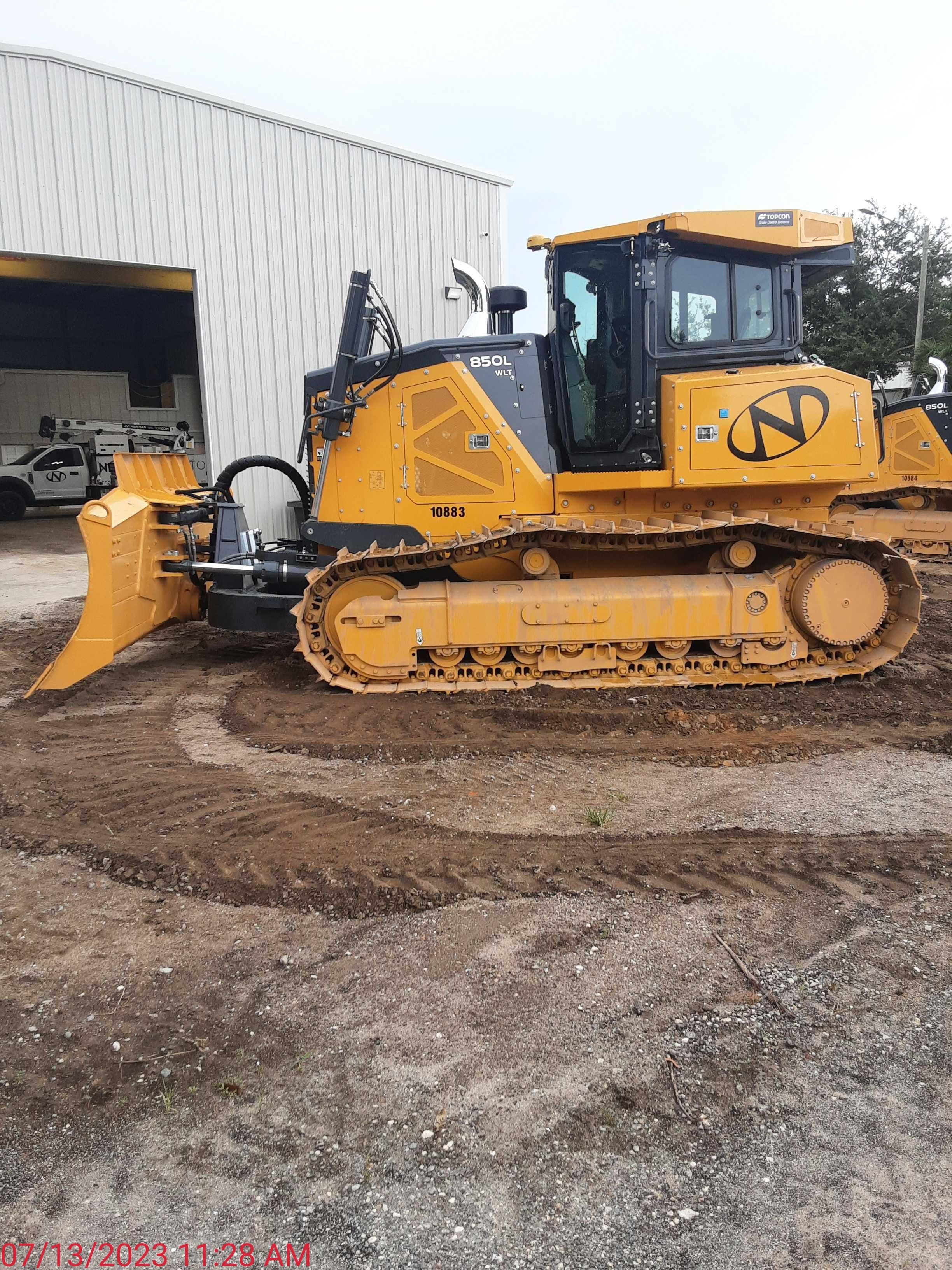 2023 JOHN DEERE 850L WLT Photo 2 Thumbnail