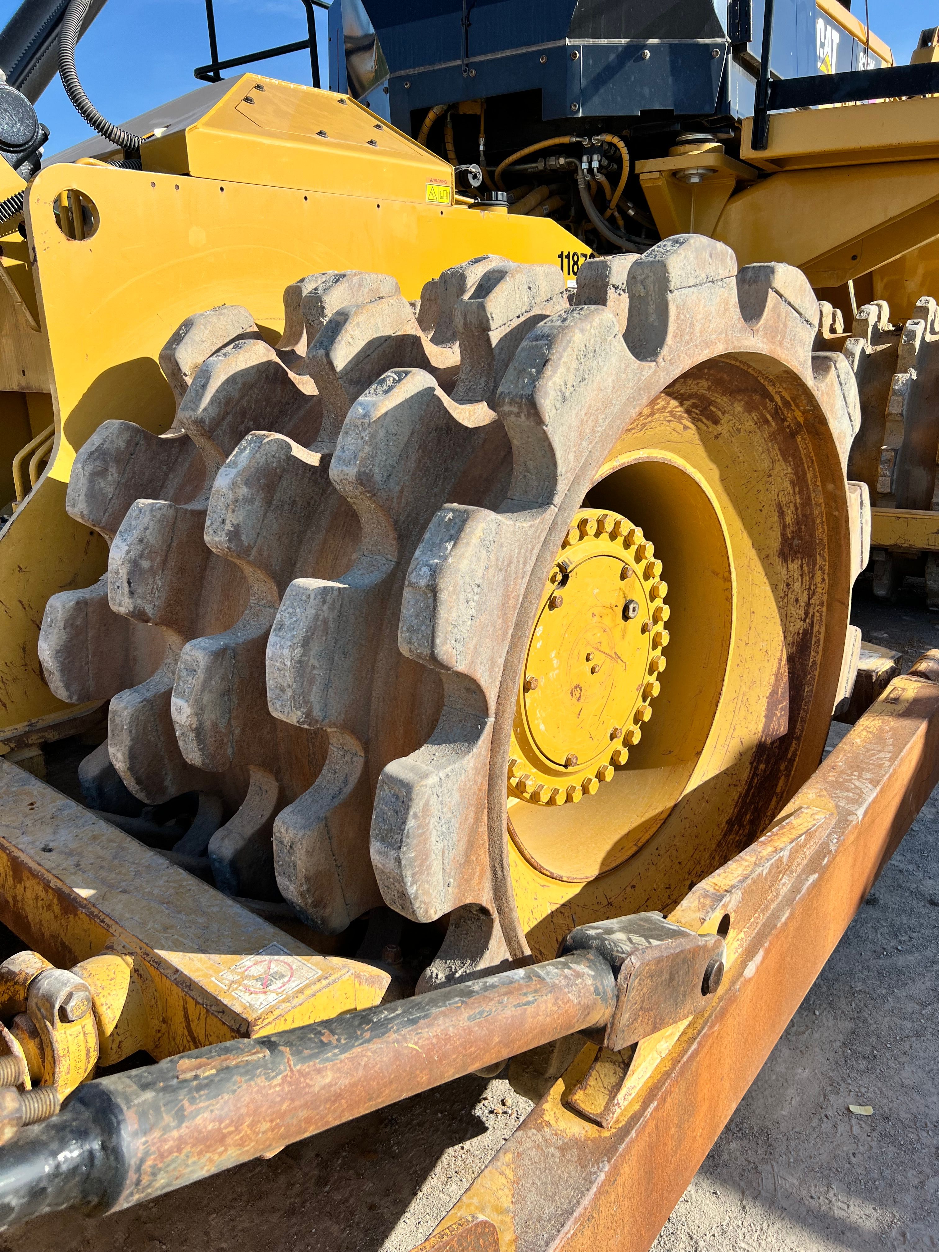 2019 CAT 825K Photo 13 Thumbnail