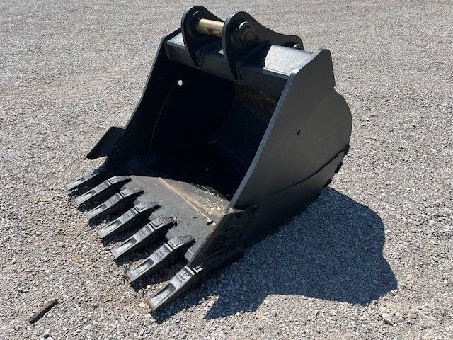 54" DIGGING BUCKET WITH 80MM PINS Photo 1 Thumbnail