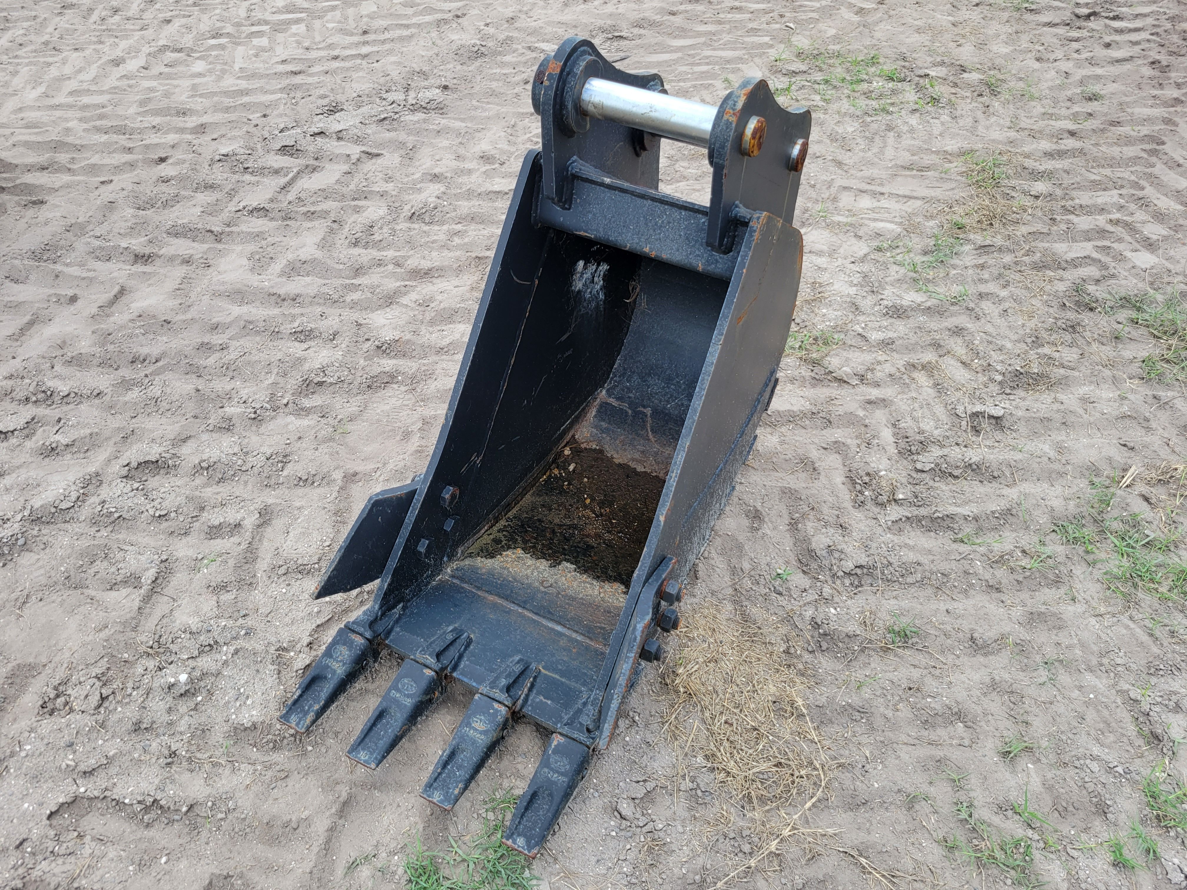 18" BUCKET FOR SY95C Photo 1 Thumbnail