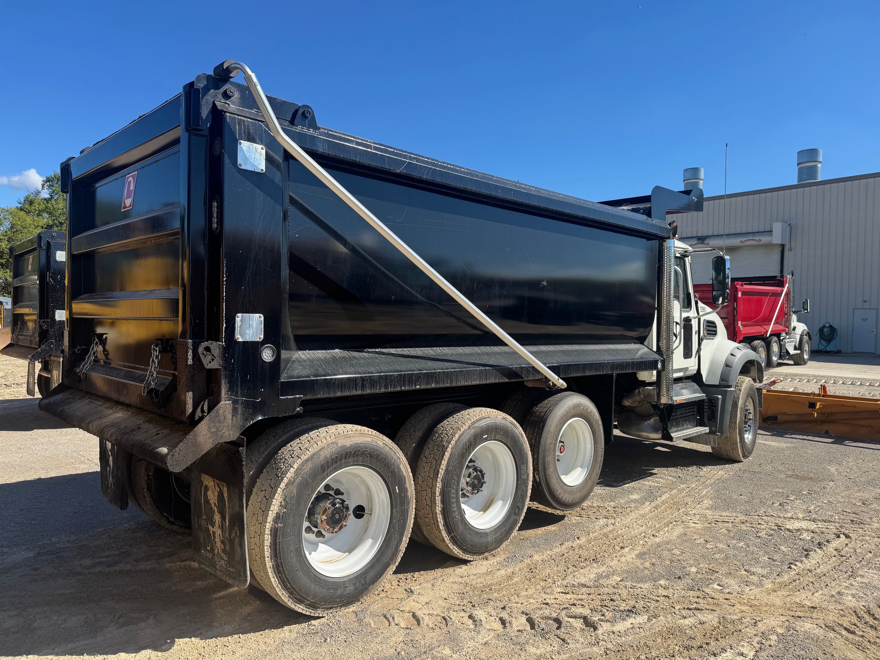 2025 MACK GR64F Photo 3 Thumbnail