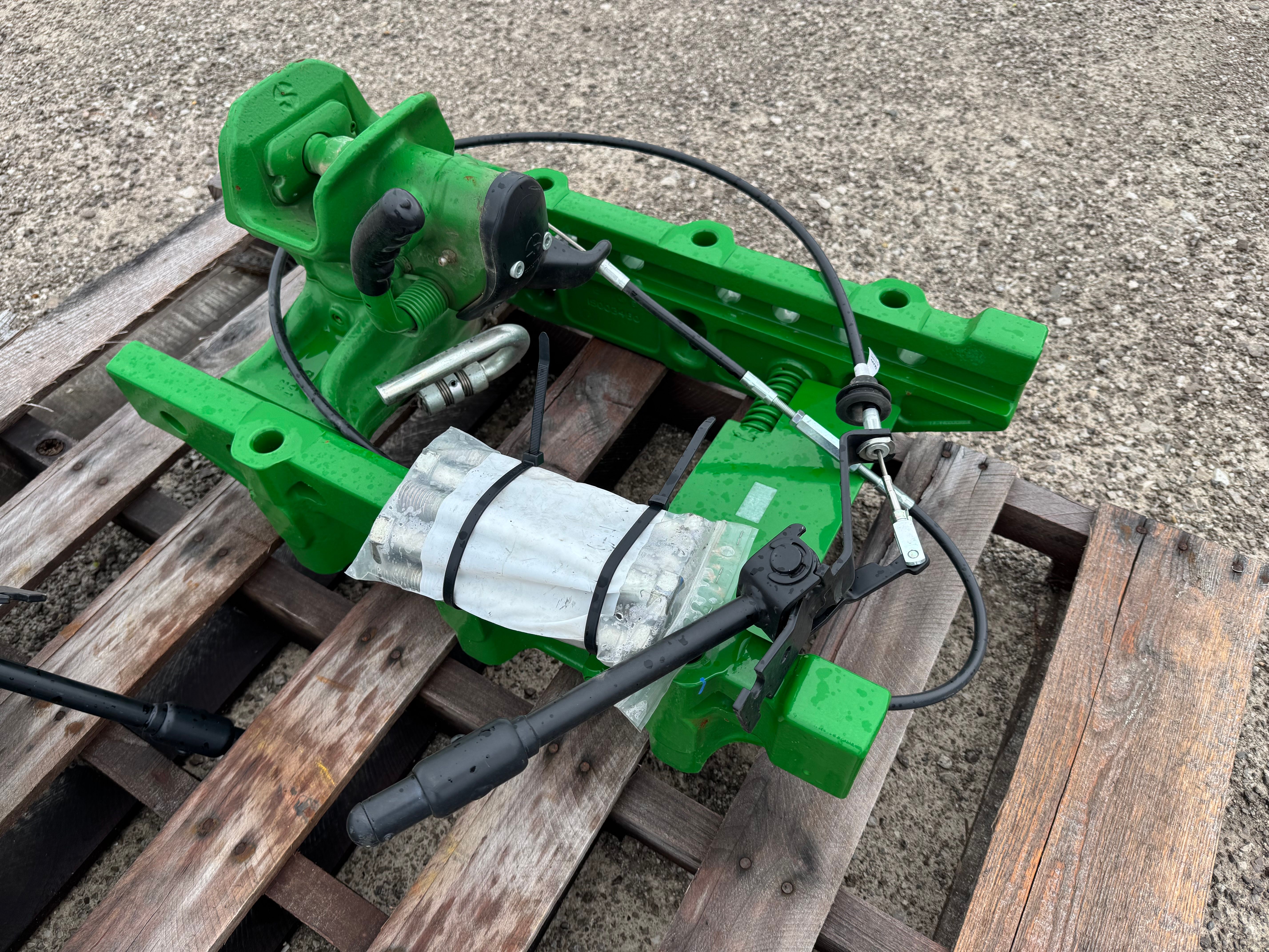 AUTOMATIC TRAILER HITCH FOR A 6155M TRACTOR Photo 1 Thumbnail