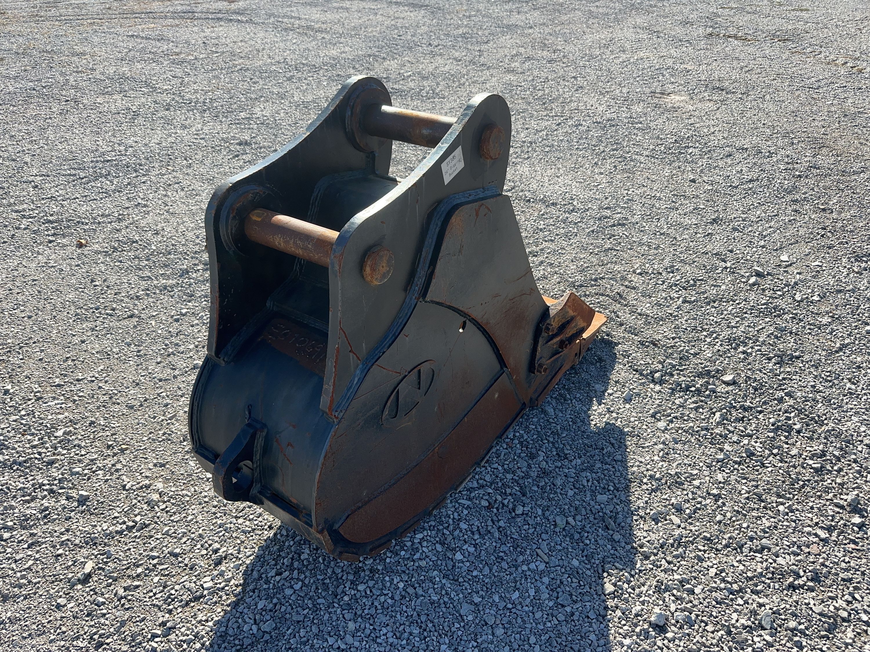 24" DIGGING BUCKET WITH 90MM PINS w/ Plate Photo 4 Thumbnail