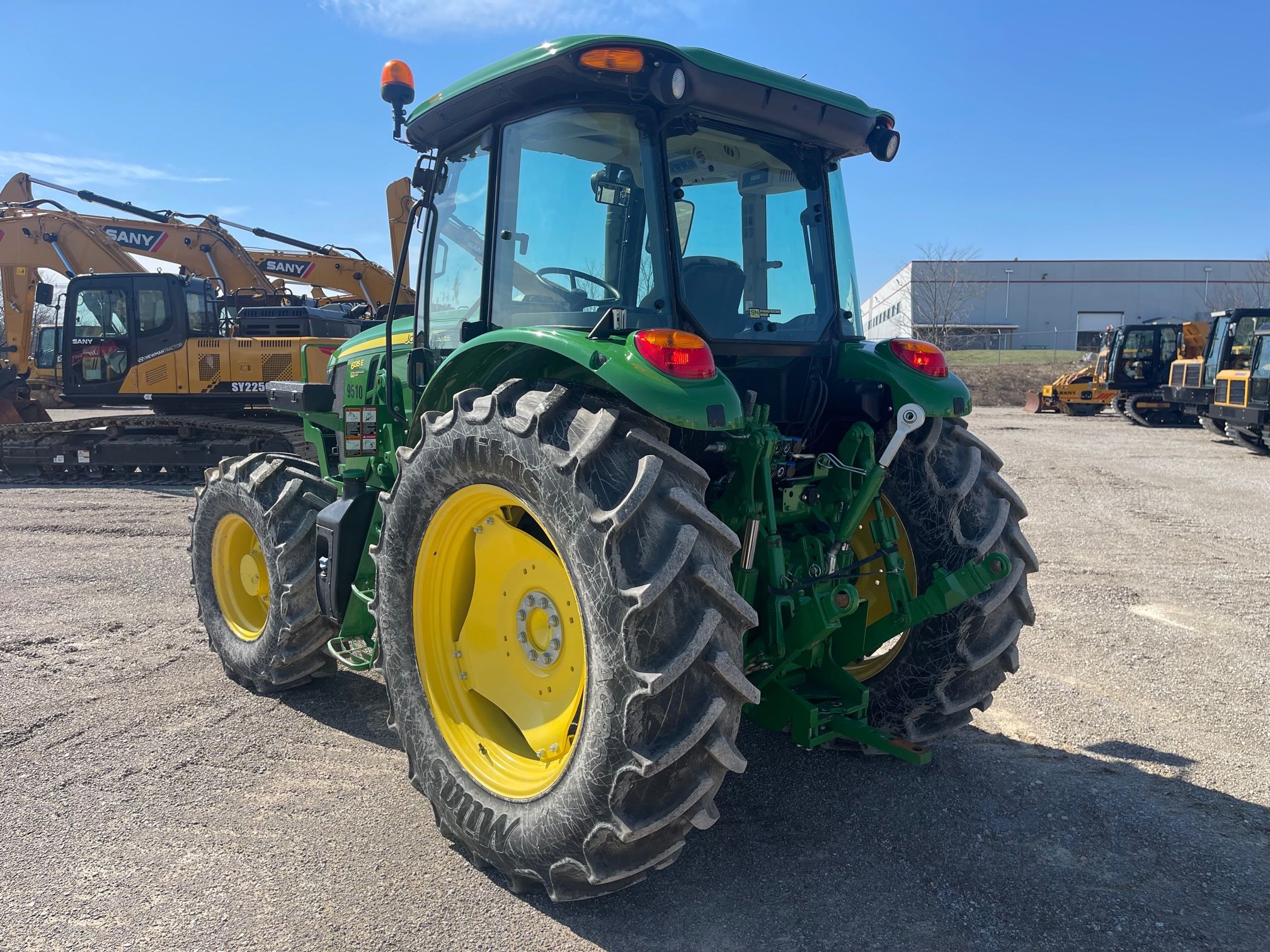 2020 JOHN DEERE 6135E Photo 2 Thumbnail