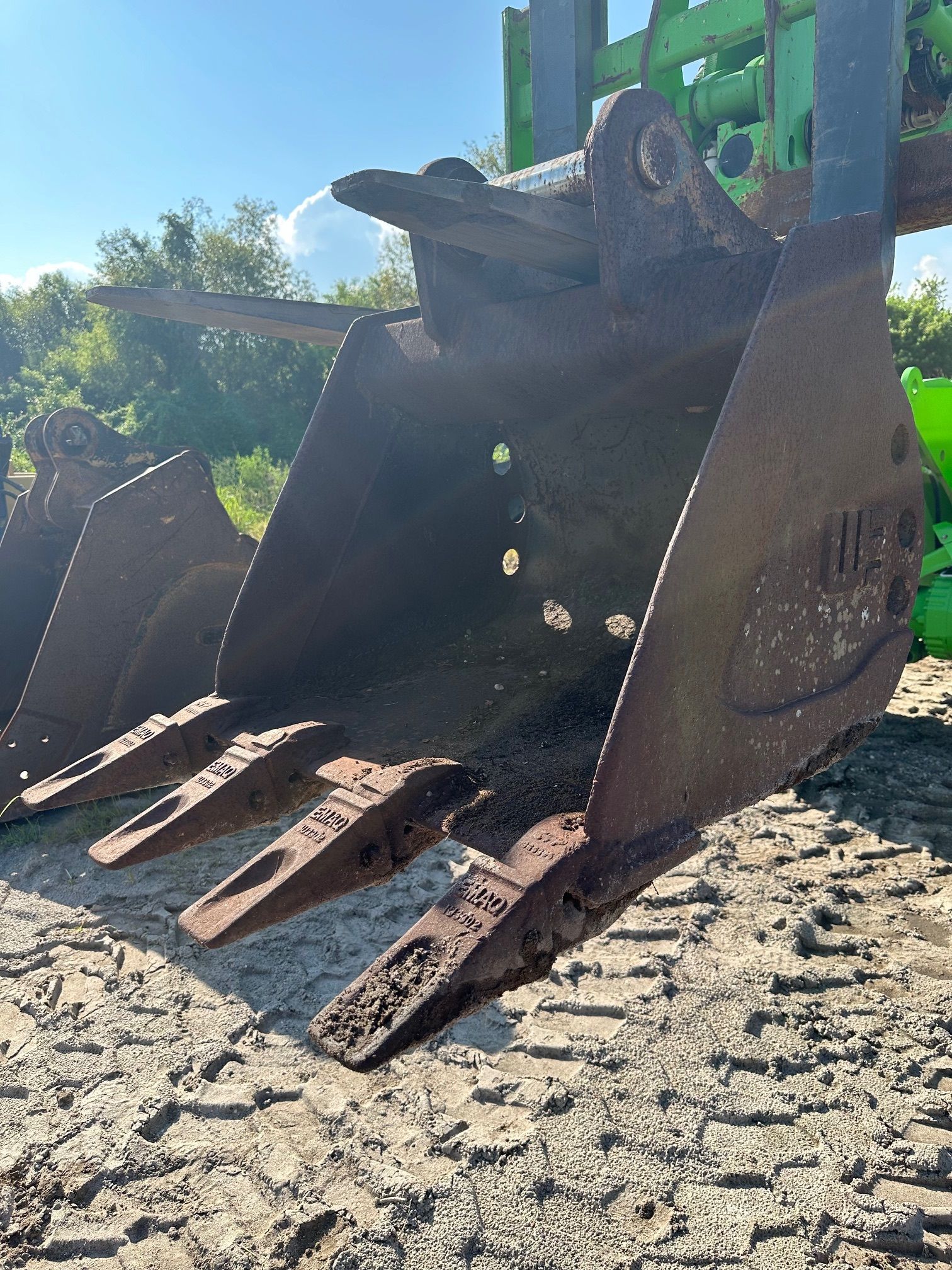 USED HYUNDAI 290LC-7A EXCAVATOR BUCKET Photo 5 Thumbnail