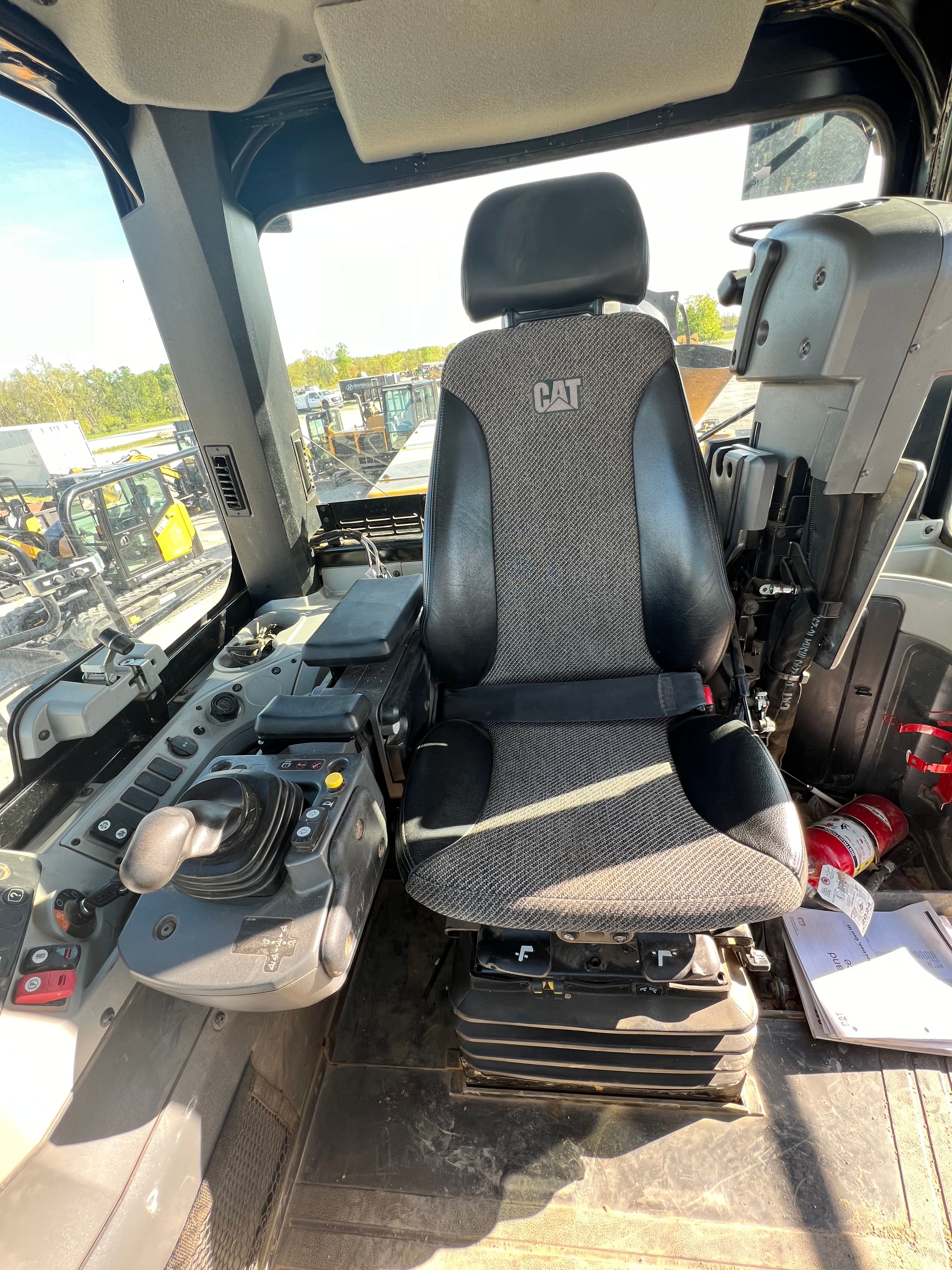 2019 CAT 825K Photo 8 Thumbnail