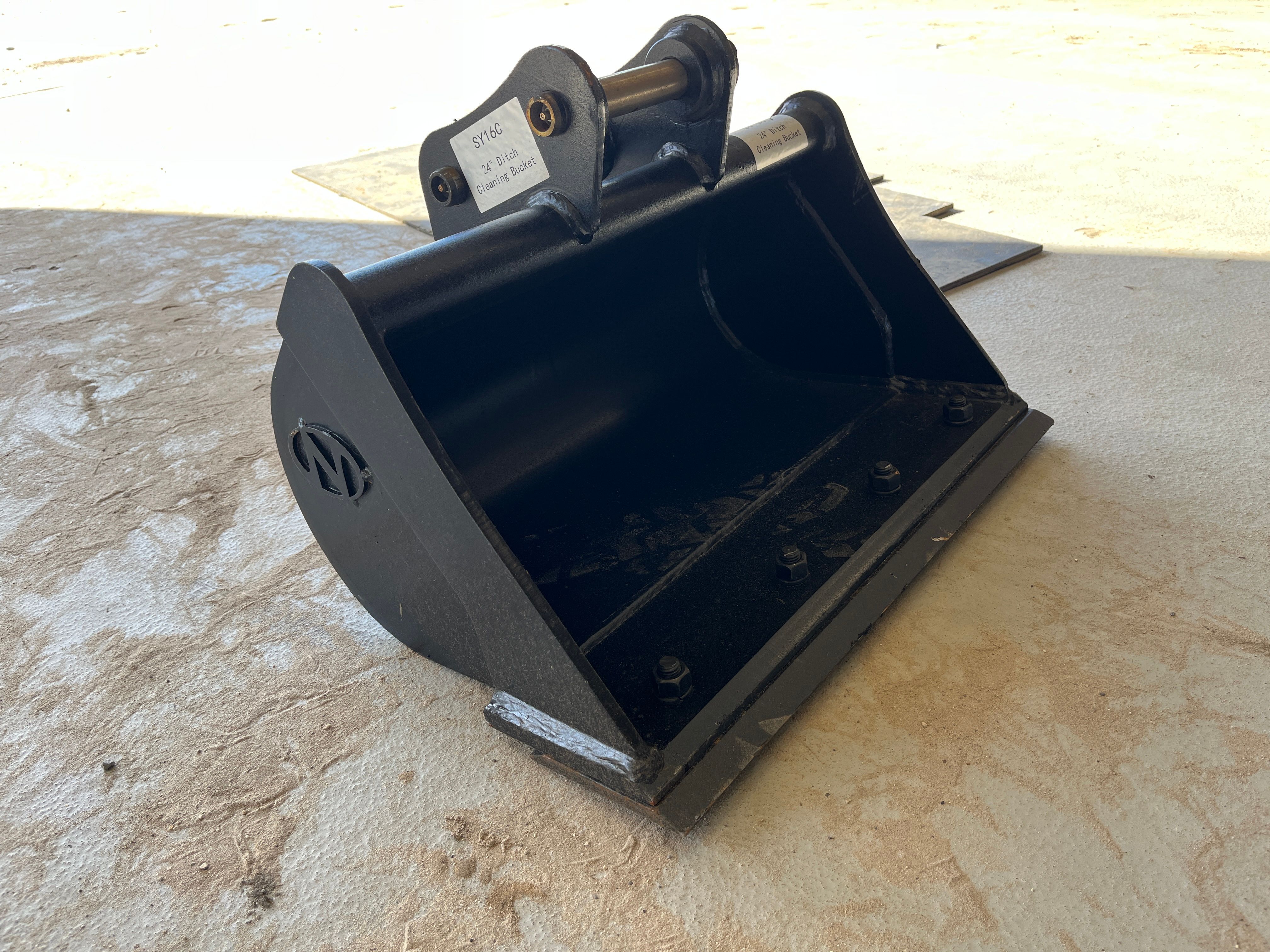 24" DC BUCKET FOR SY16C Photo 4 Thumbnail