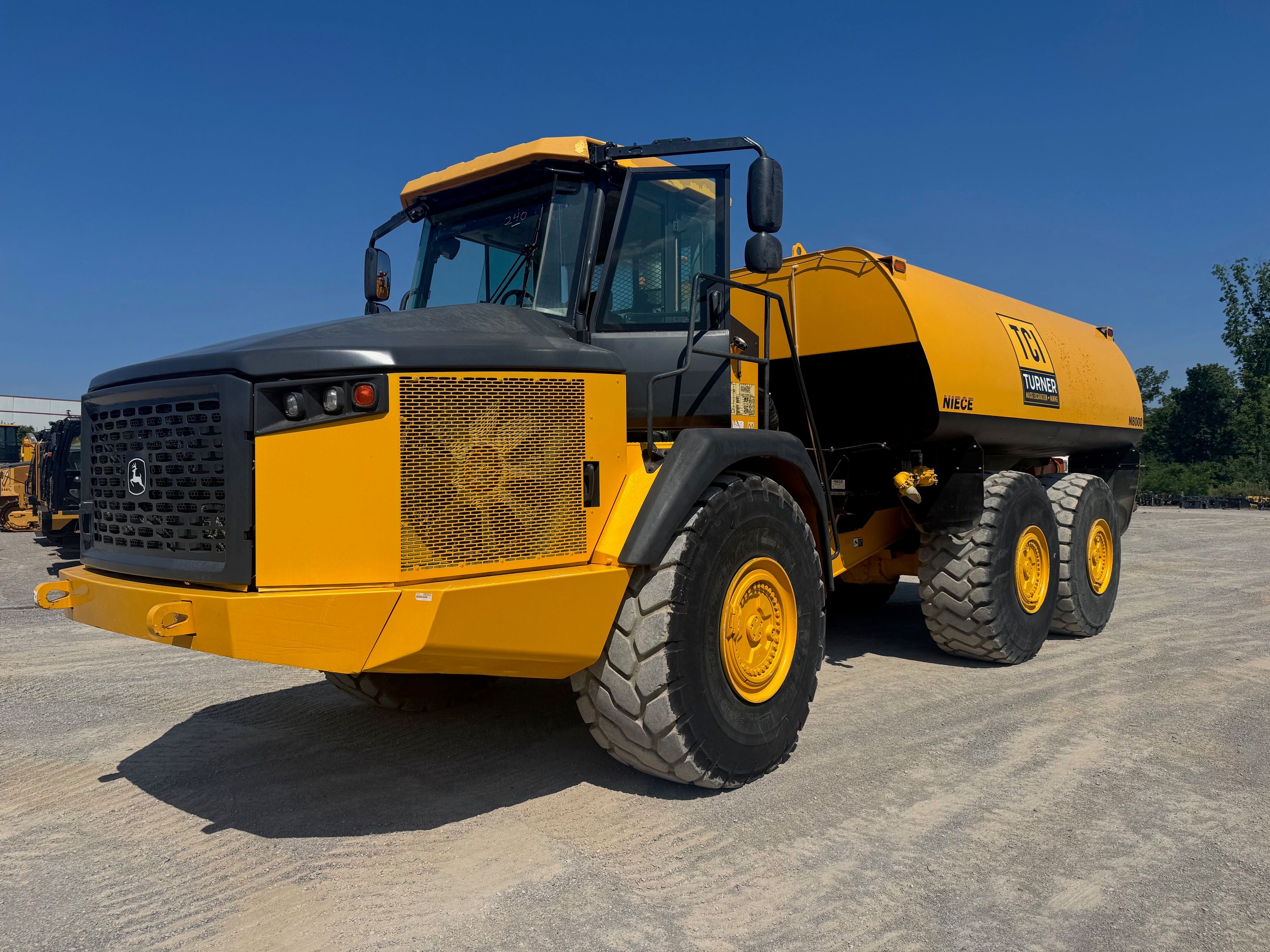 2015 JOHN DEERE 410E WATER TRUCK Photo 1 Thumbnail